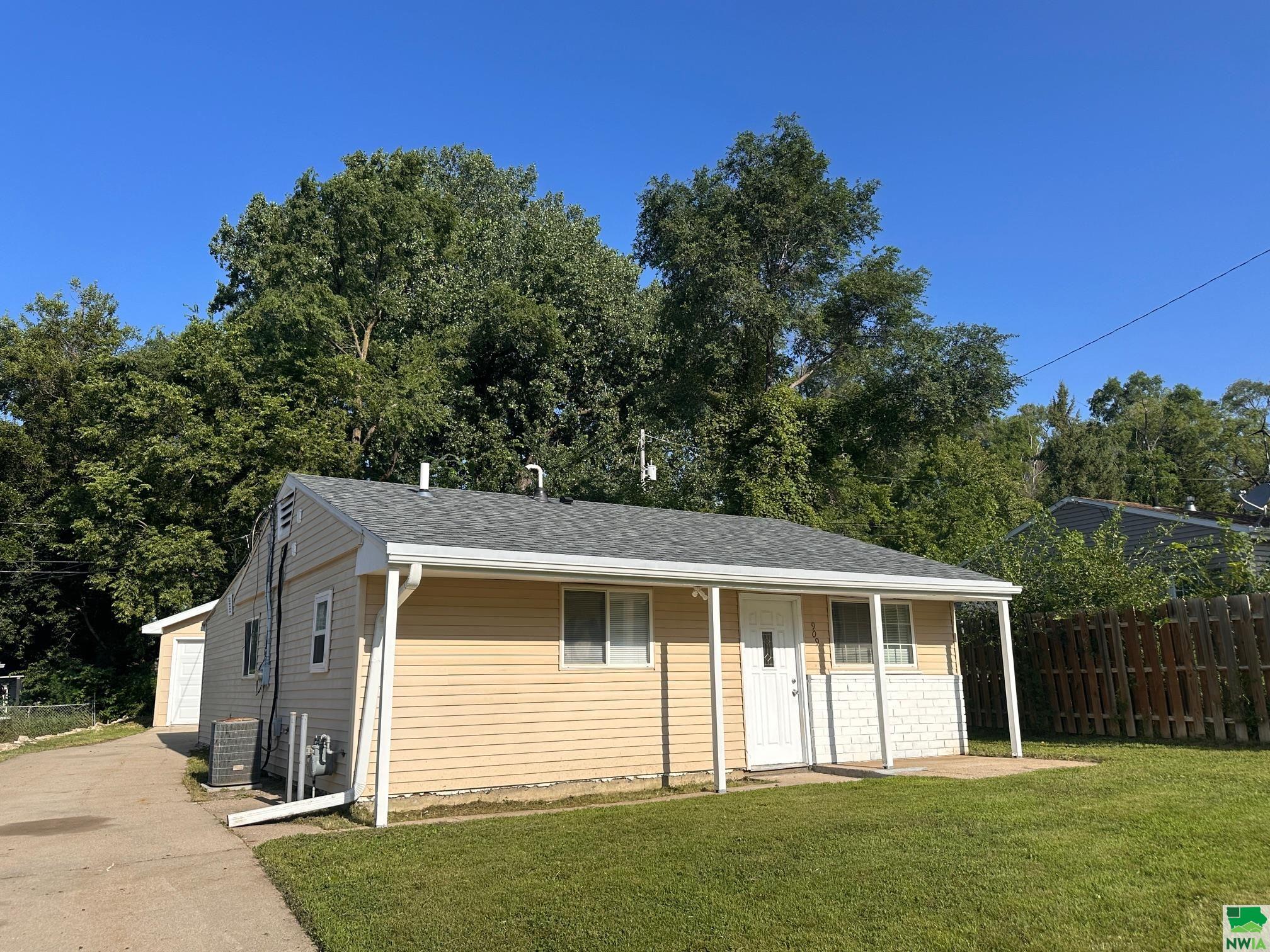 909 Alice Street, Sioux City, IA 51105 