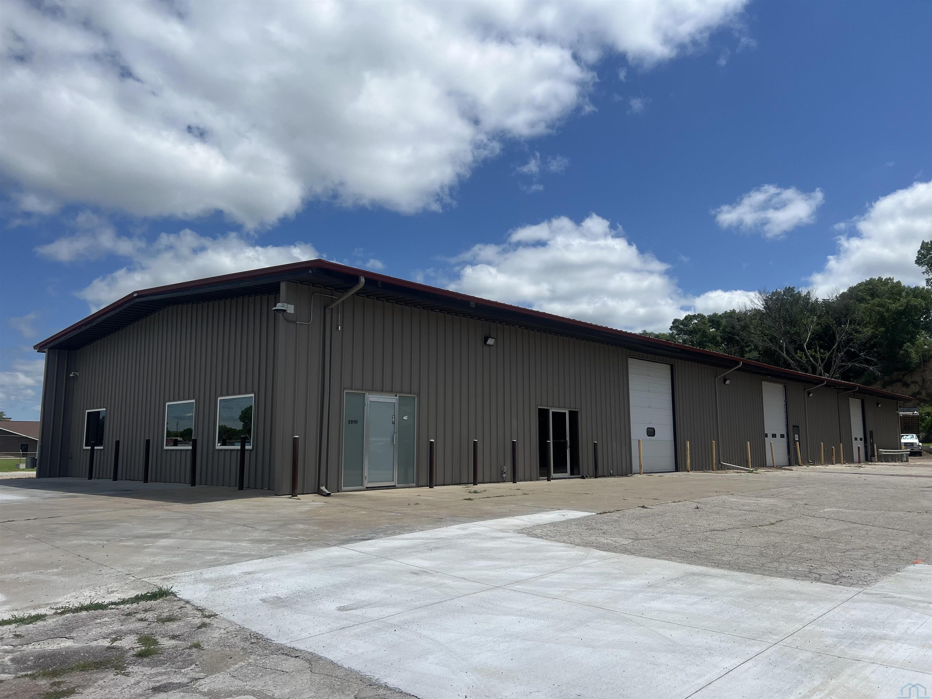 2210 US HIGHWAY 75 N, Sioux City, IA 51105 