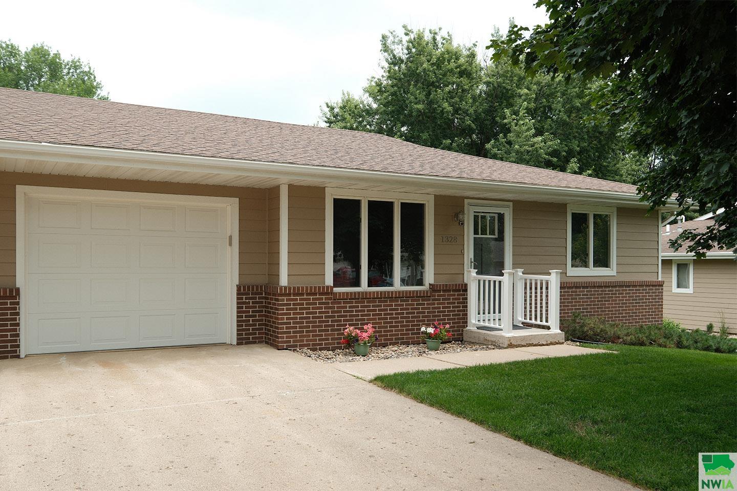 1328 1st Ave SE, Sioux Center, IA 51250 