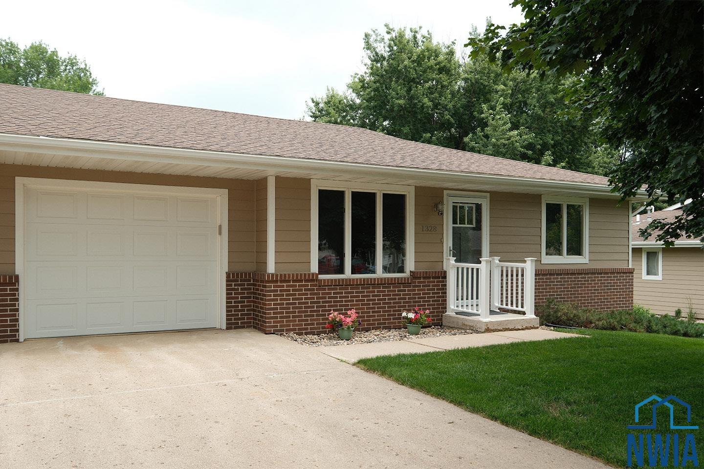 1328 1st Ave SE, Sioux Center, IA 51250 