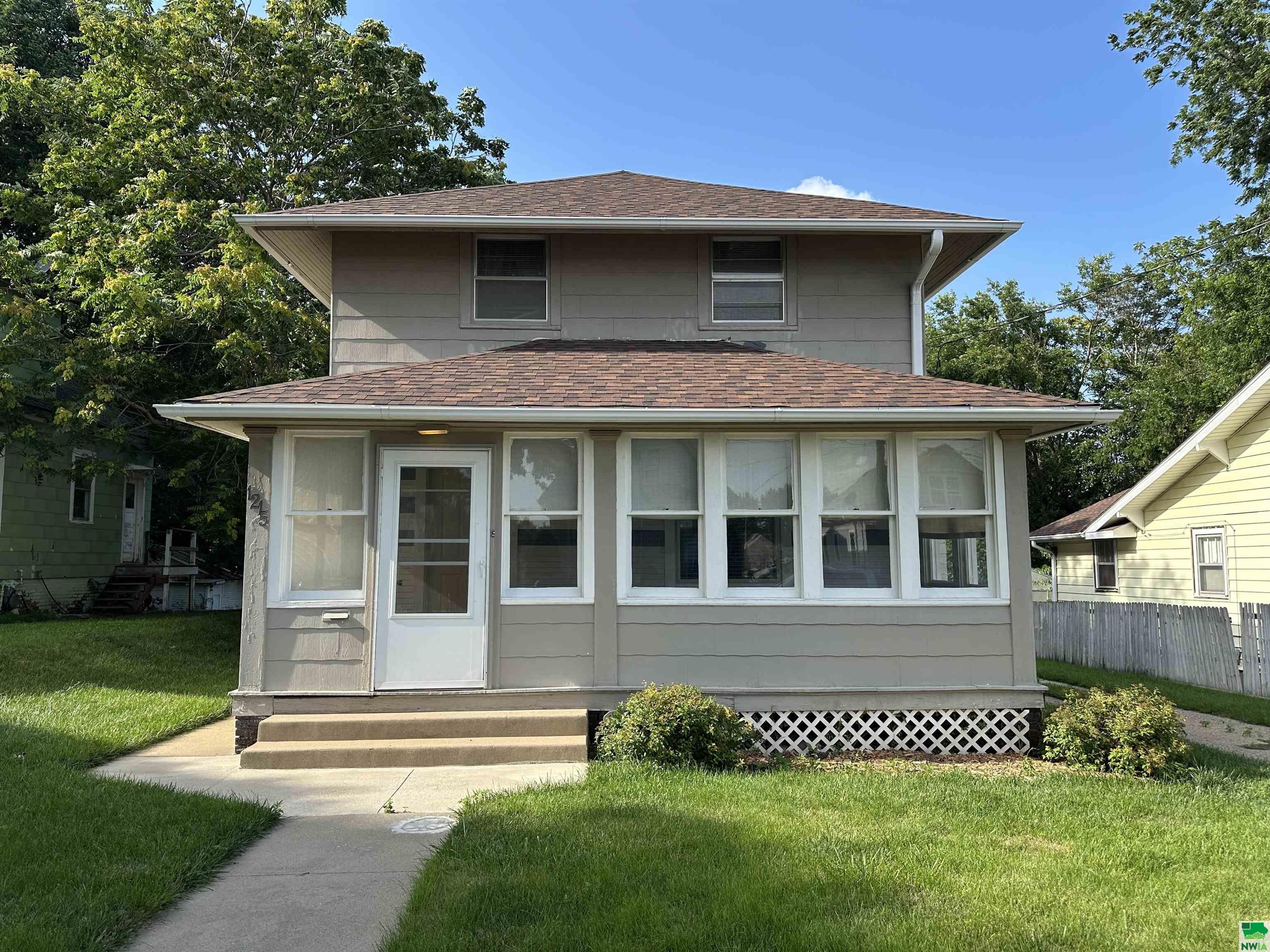 1215 HILL AVE, Sioux City, IA 51104 