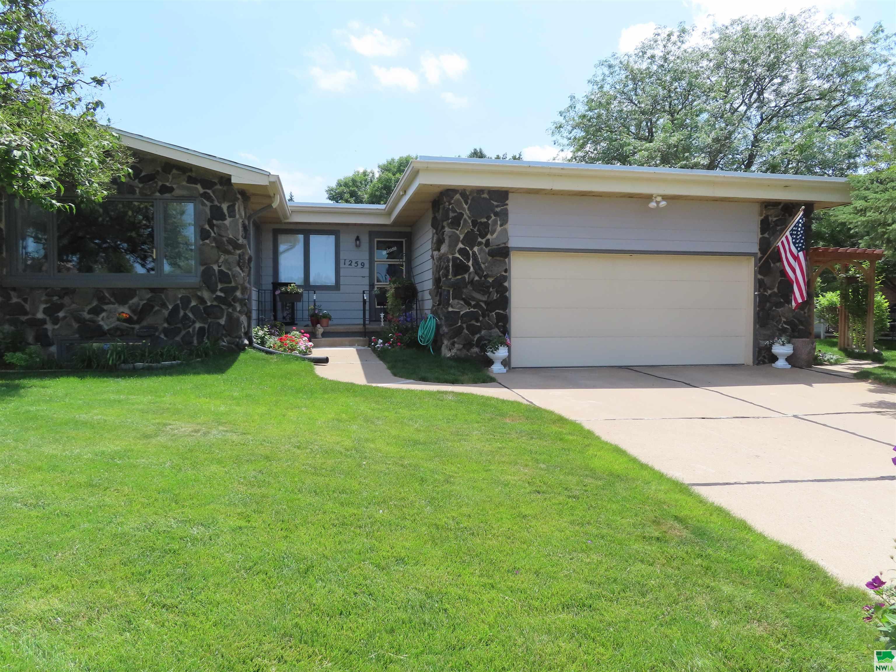 1259 Hiawatha Trail, Sioux City, IA 51104 