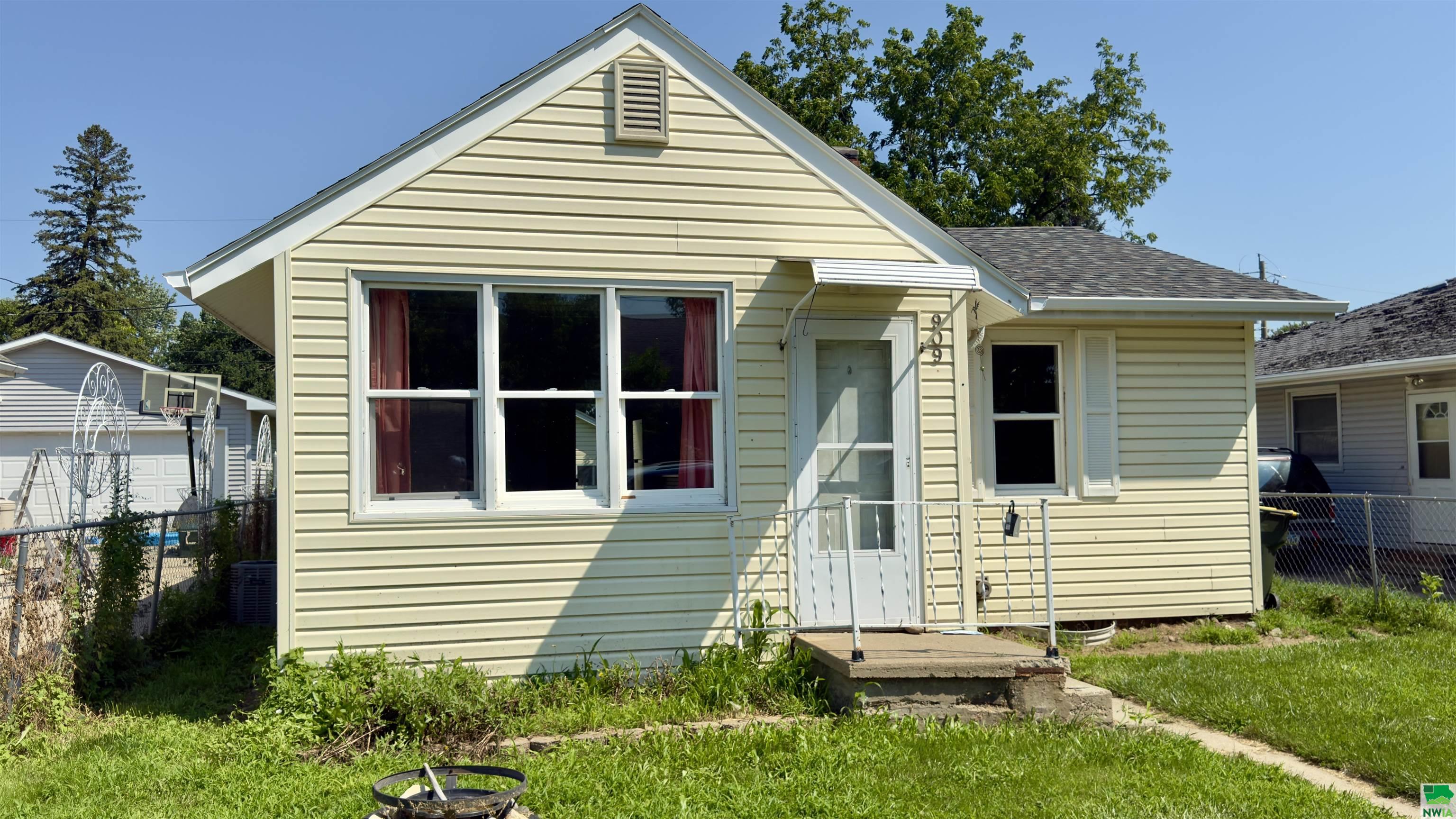 909 Goldie Ave, Sioux City, IA 51109 
