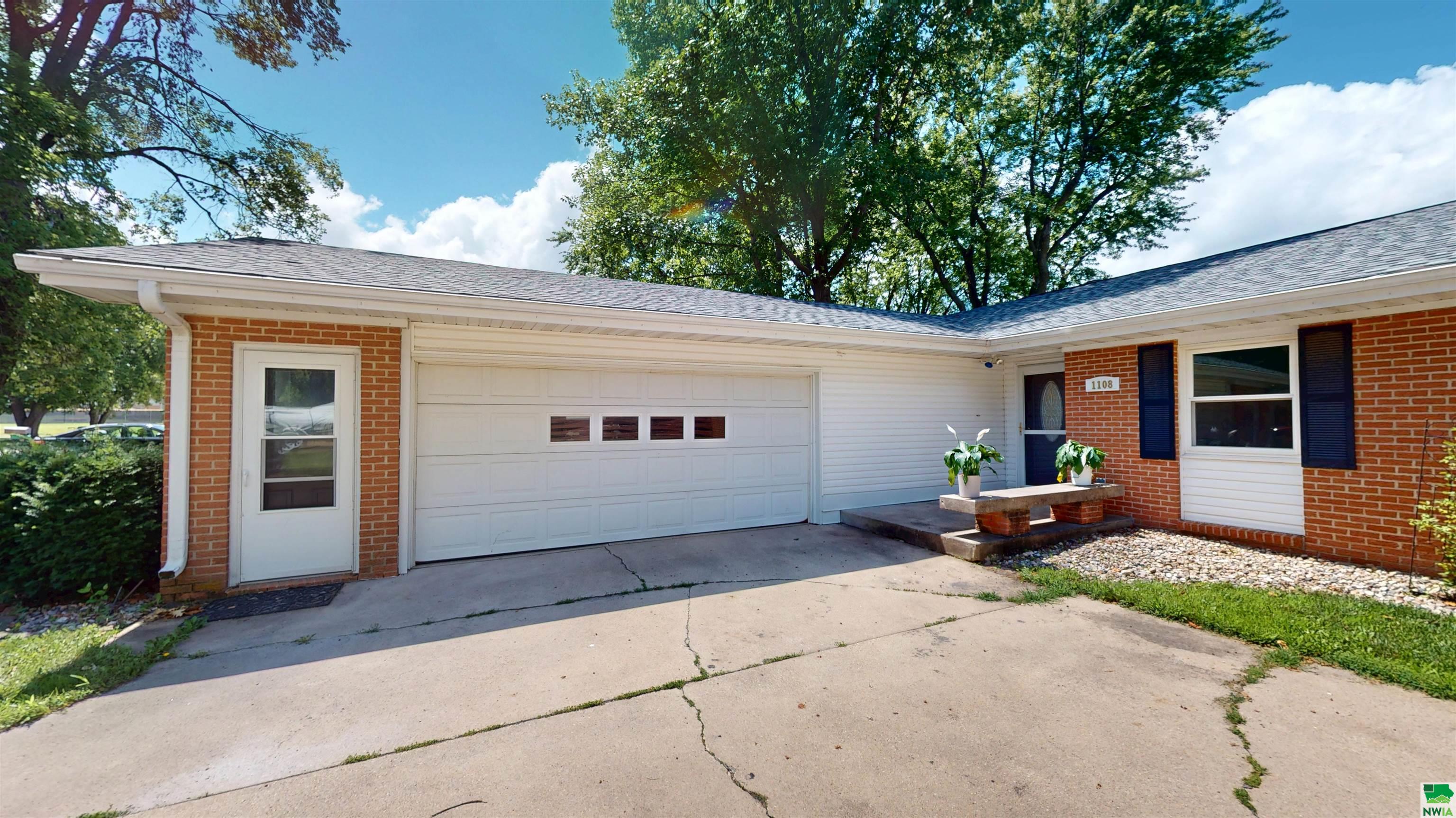 1108 ONEIDA ST, Storm Lake, IA 50588 