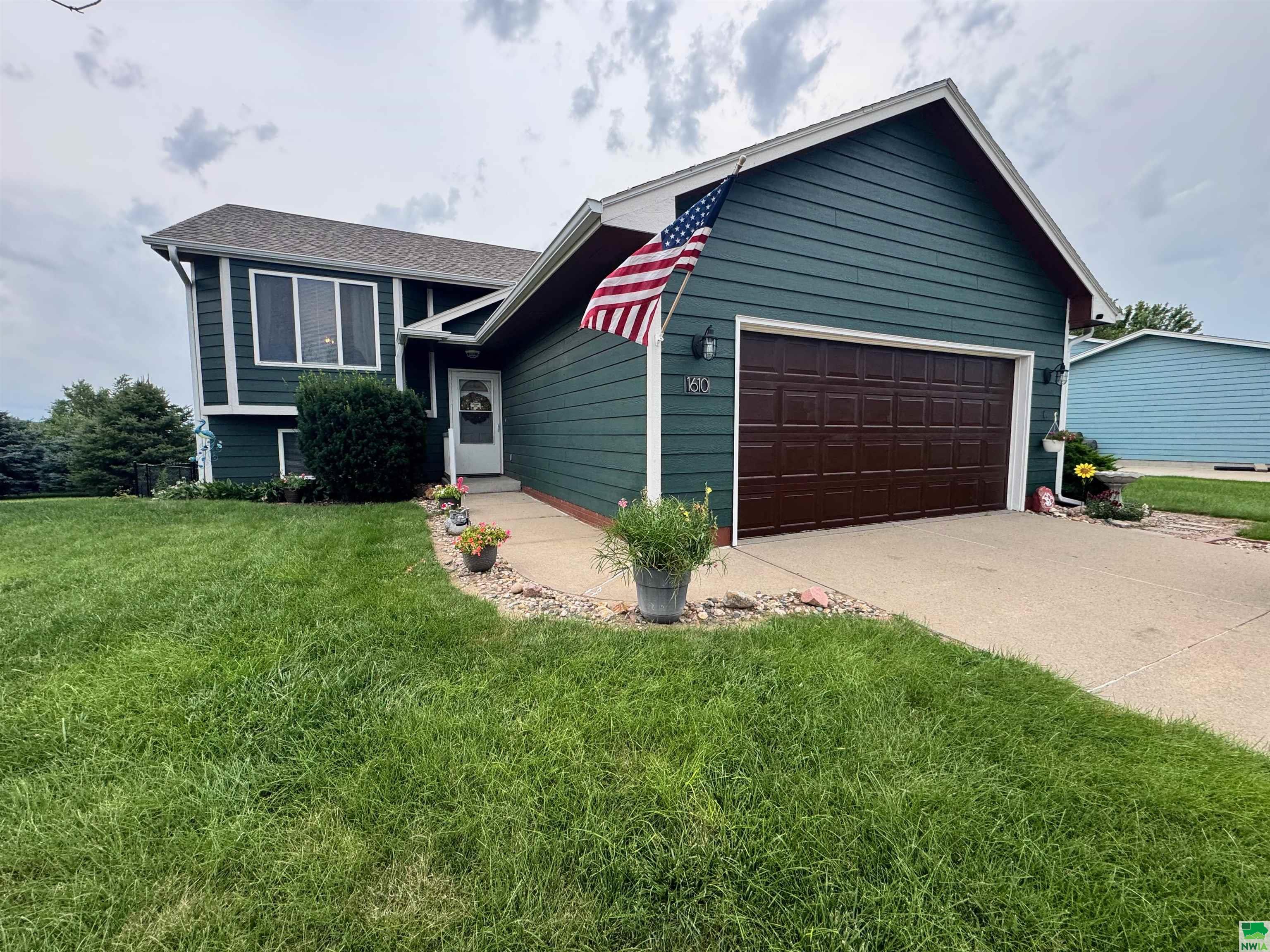 1610 Country Club Dr, Elk Point, SD 57025 