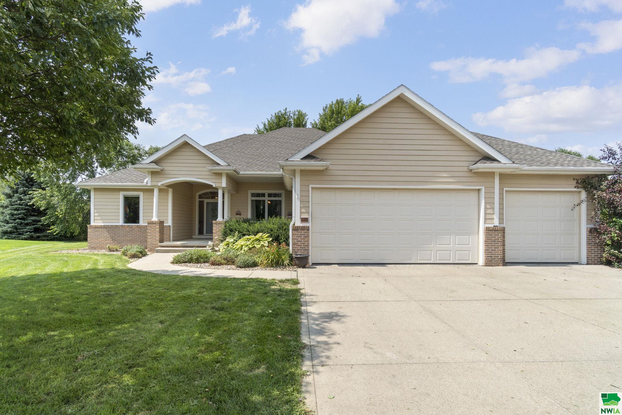 588 Sandstone Cir, Dakota Dunes, SD 57049 