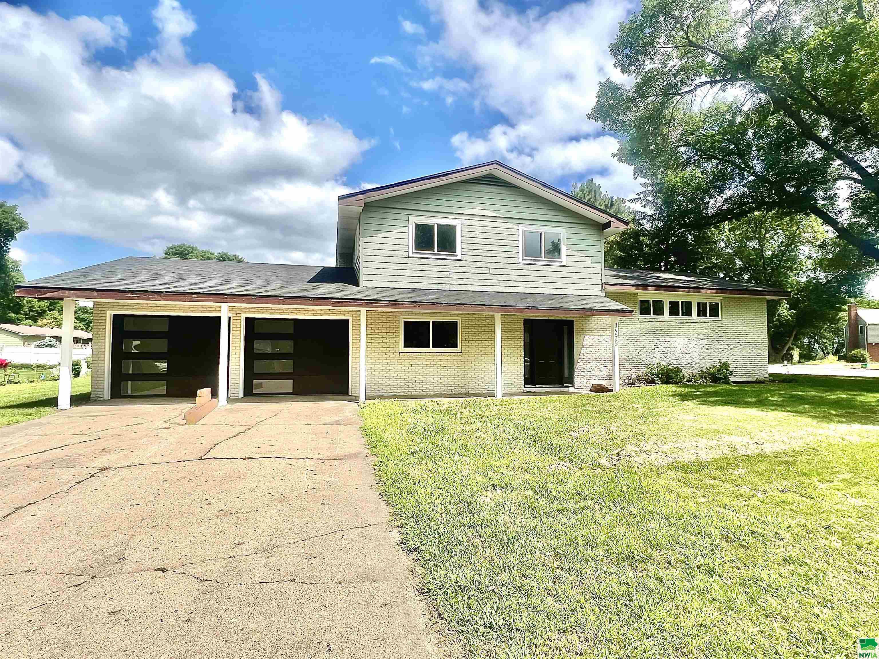 1225 ValleyView Dr, Vermillion, SD 57069 
