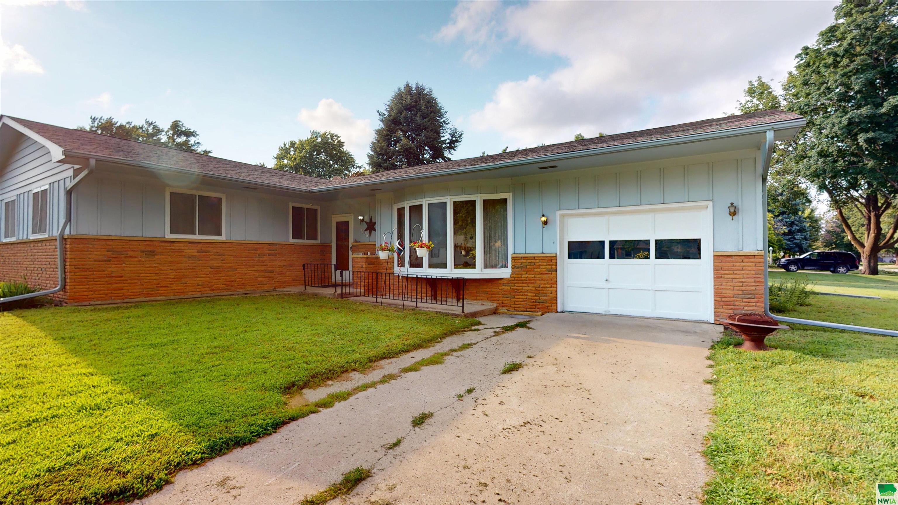 906 3RD AVE NW, Pocahontas, IA 51031 
