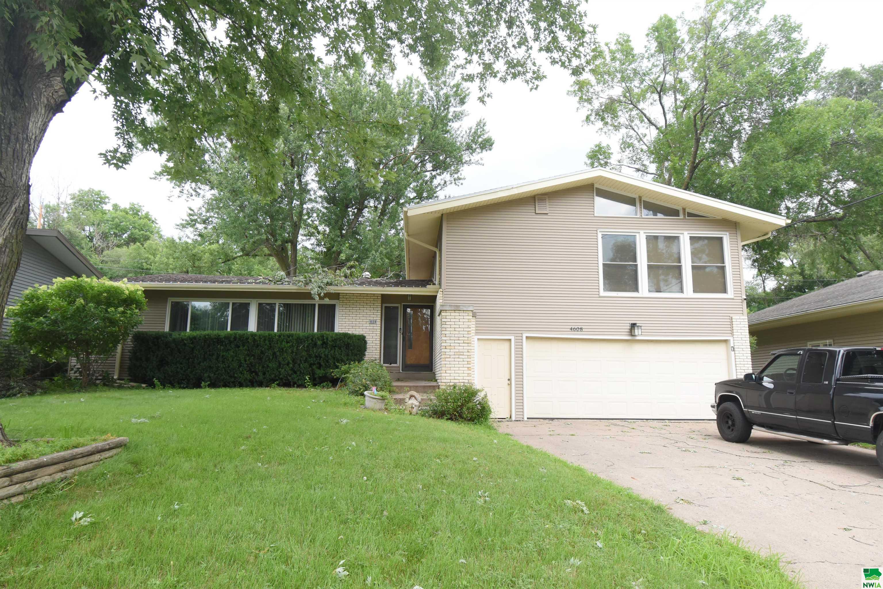 4608 Chatham Lane, Sioux City, IA 51104 
