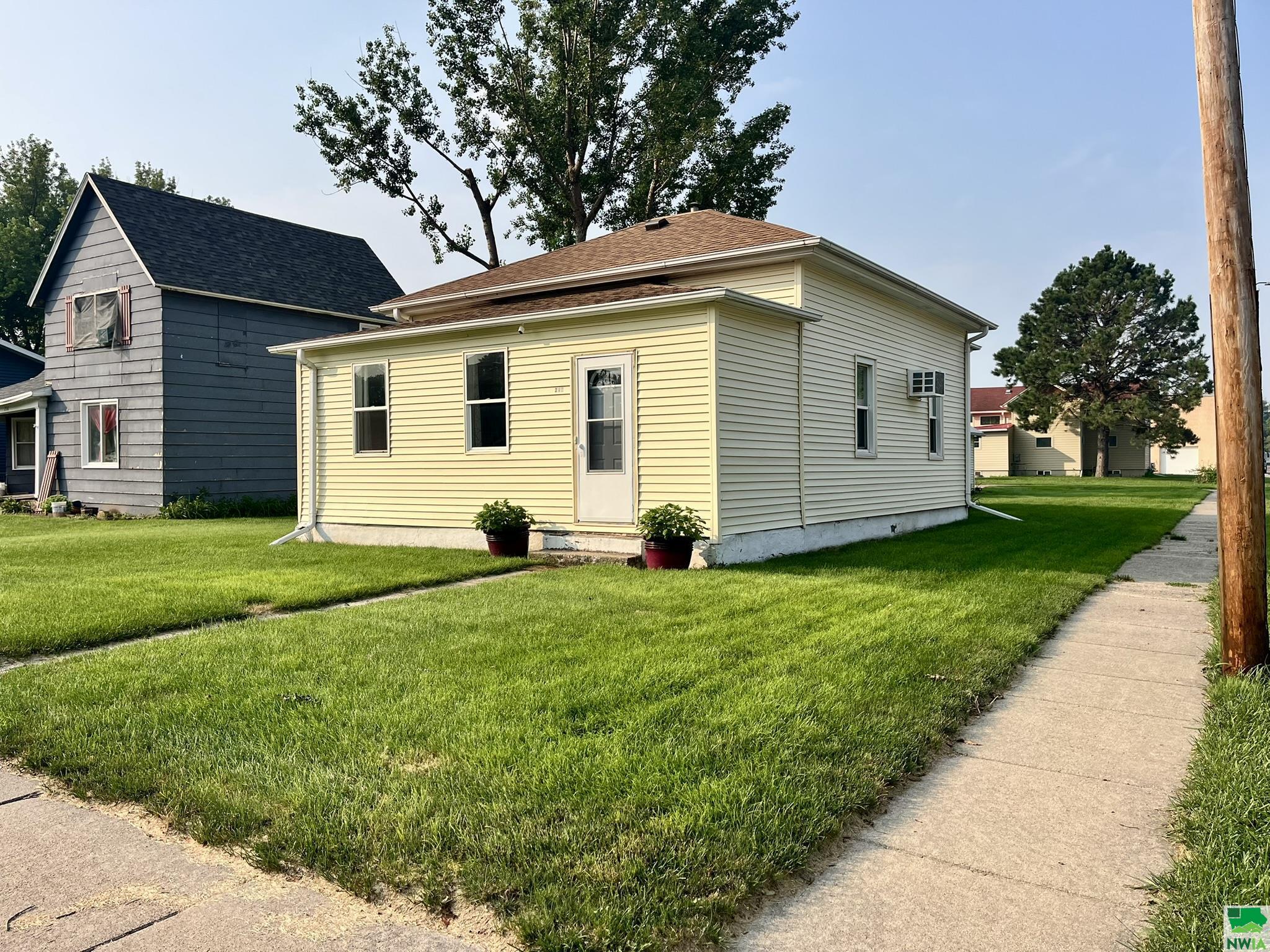 212 Pleasant Street W, Elk Point, SD 57025 