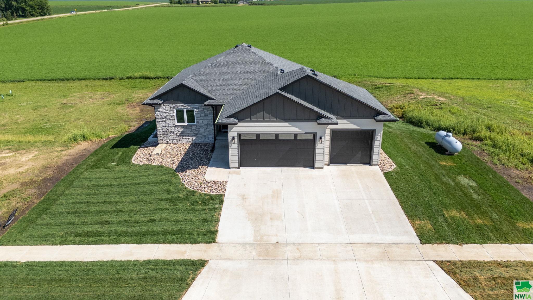 1403 Castle Street, Larchwood, IA 51241 