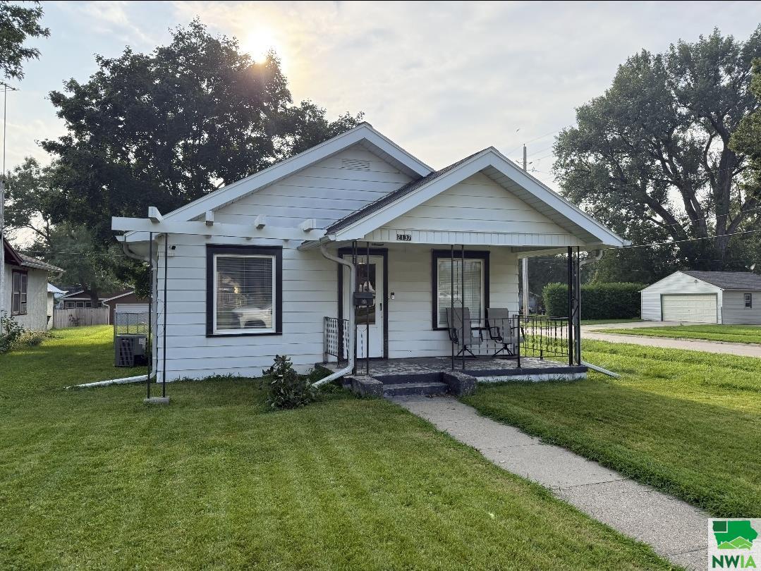 2137 DEWEY ST, Sioux City, IA 51109 