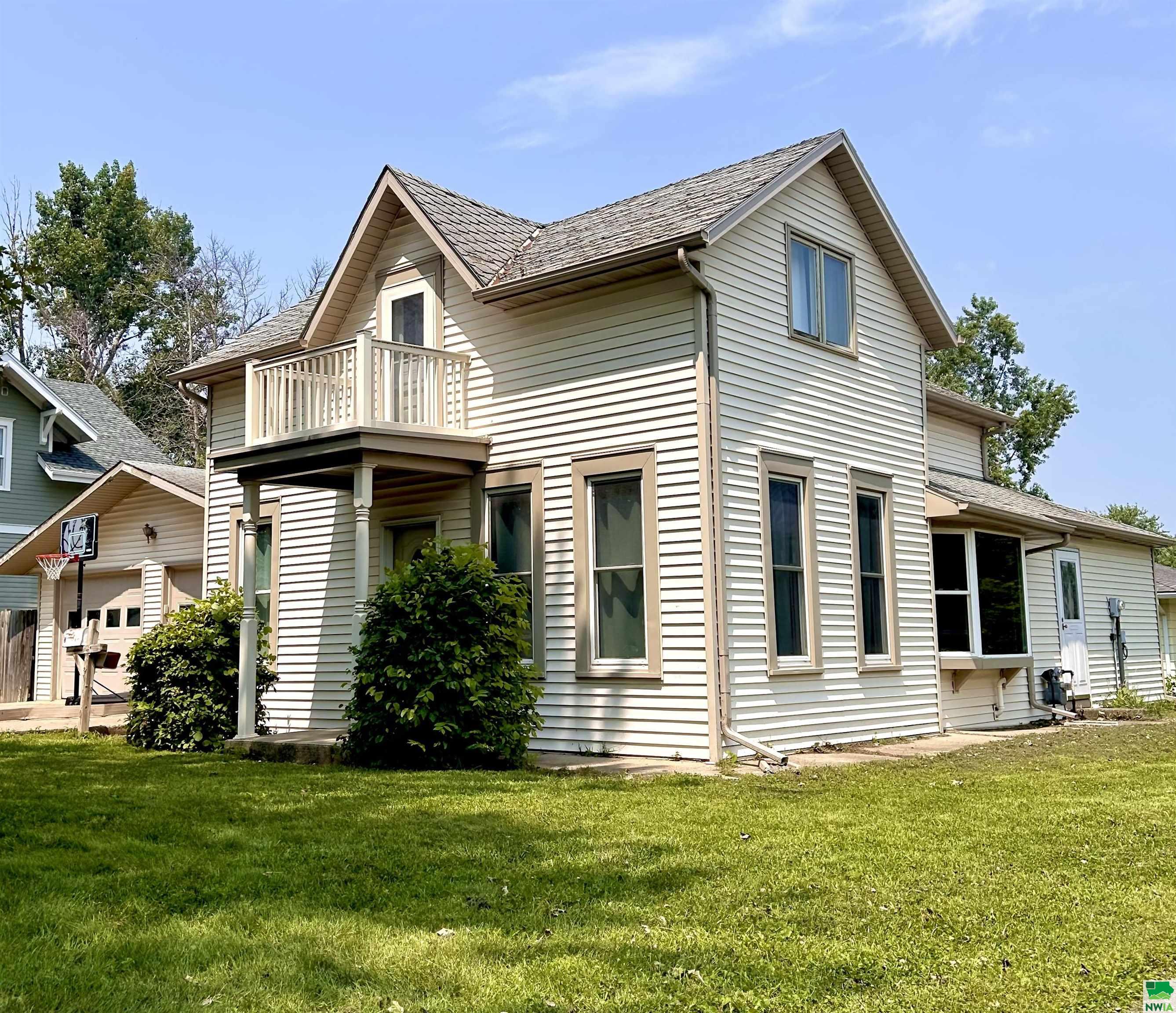 321 4TH ST NE, Orange City, IA 51041 