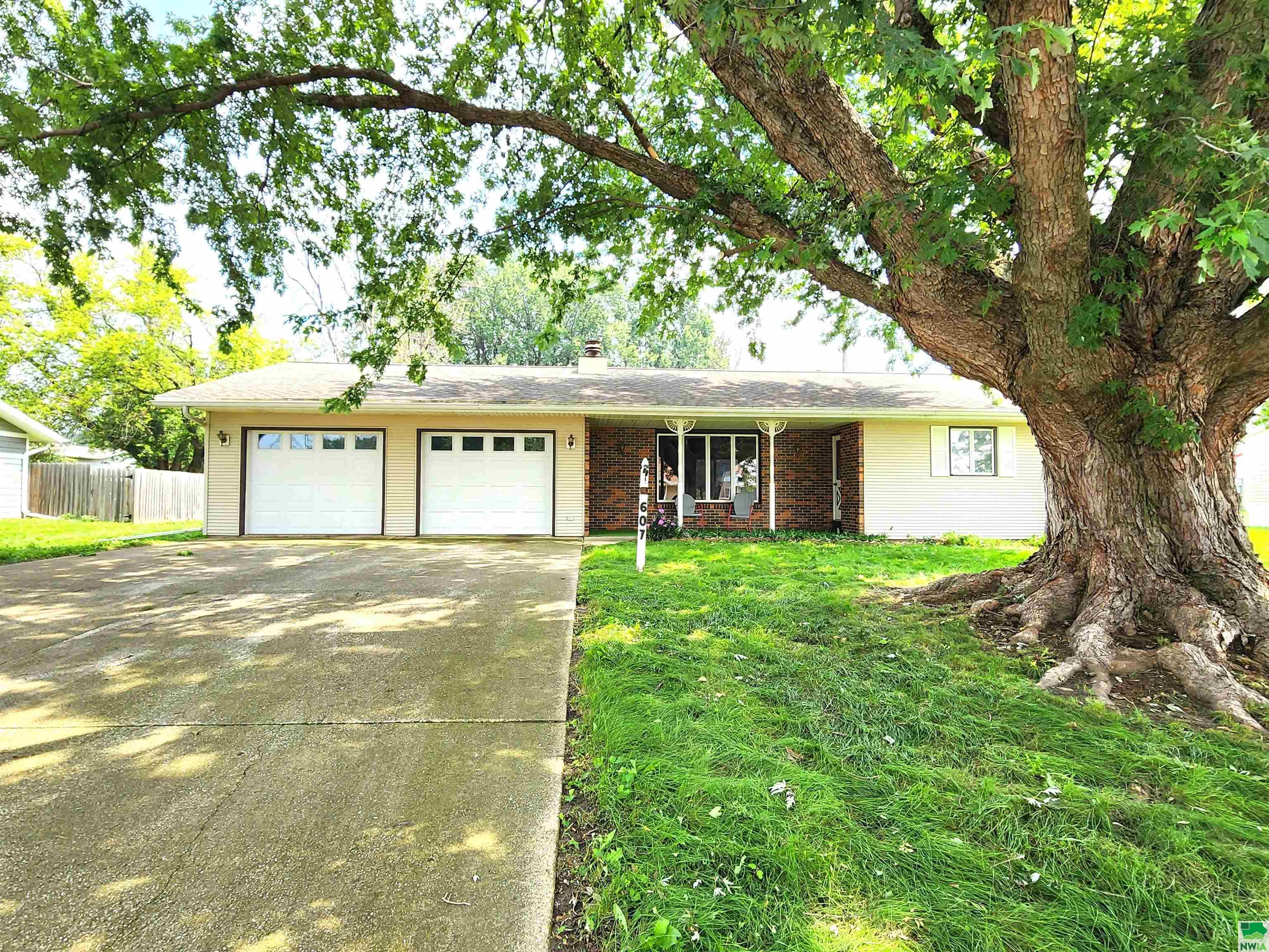607 Kentucky Ave SW, Orange City, IA 51041 