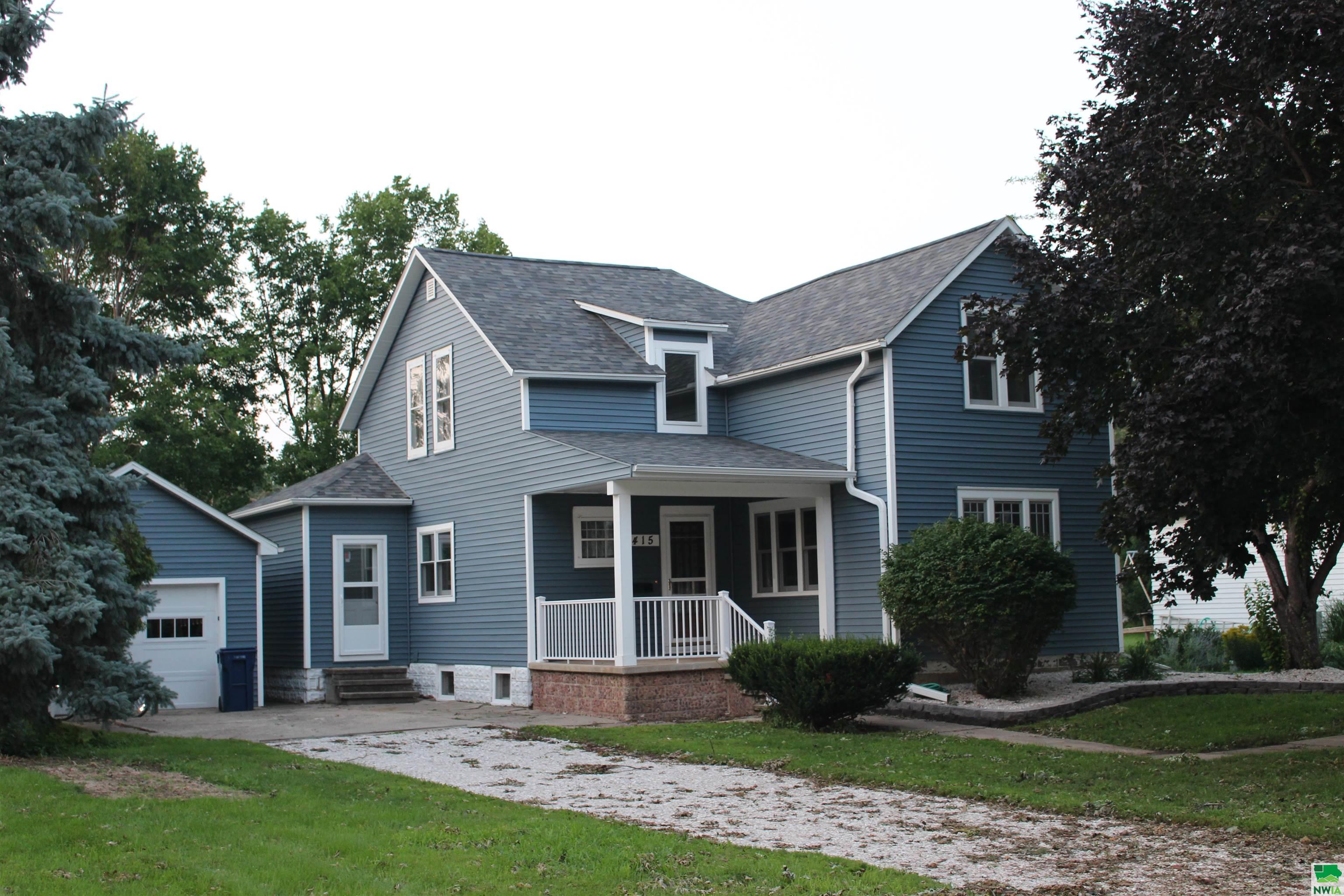 415 3rd St NW, Orange City, IA 51041 