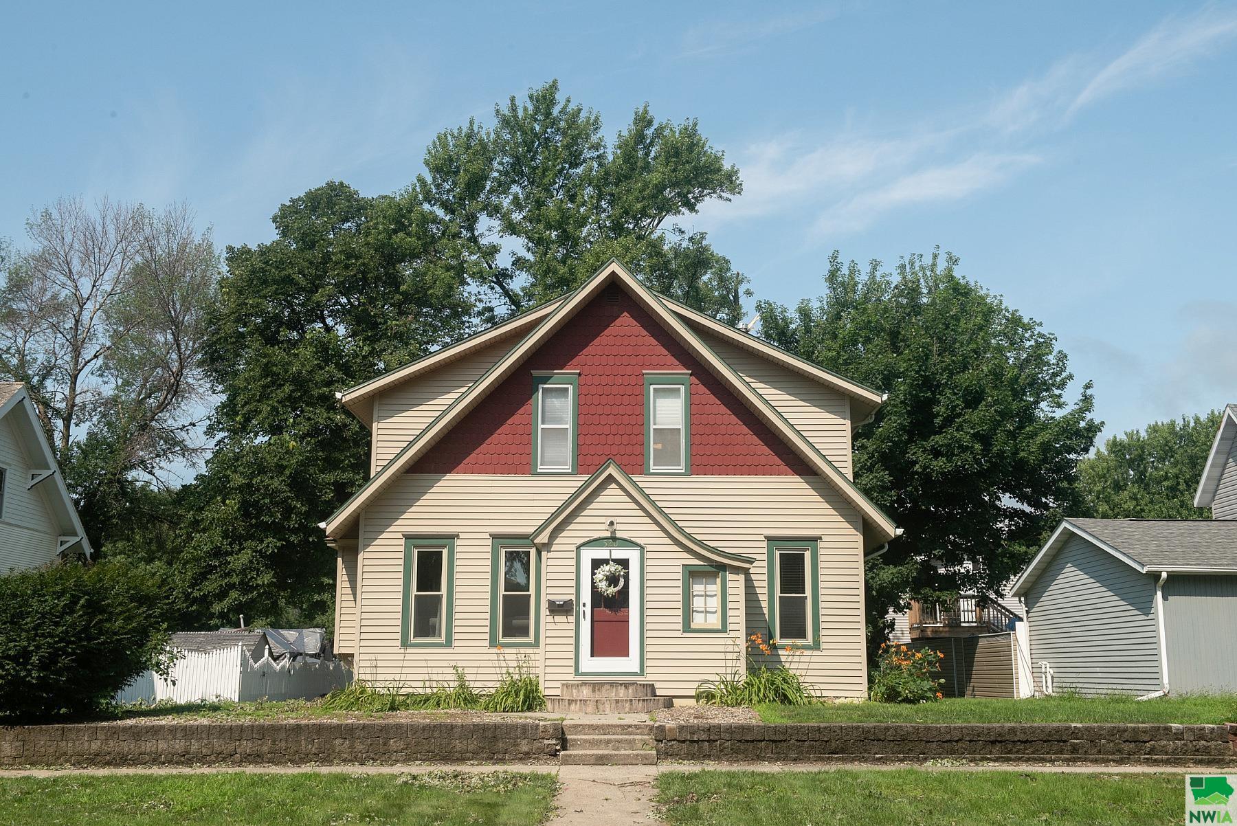 520 CENTRAL AVE SW, Orange City, IA 51041 