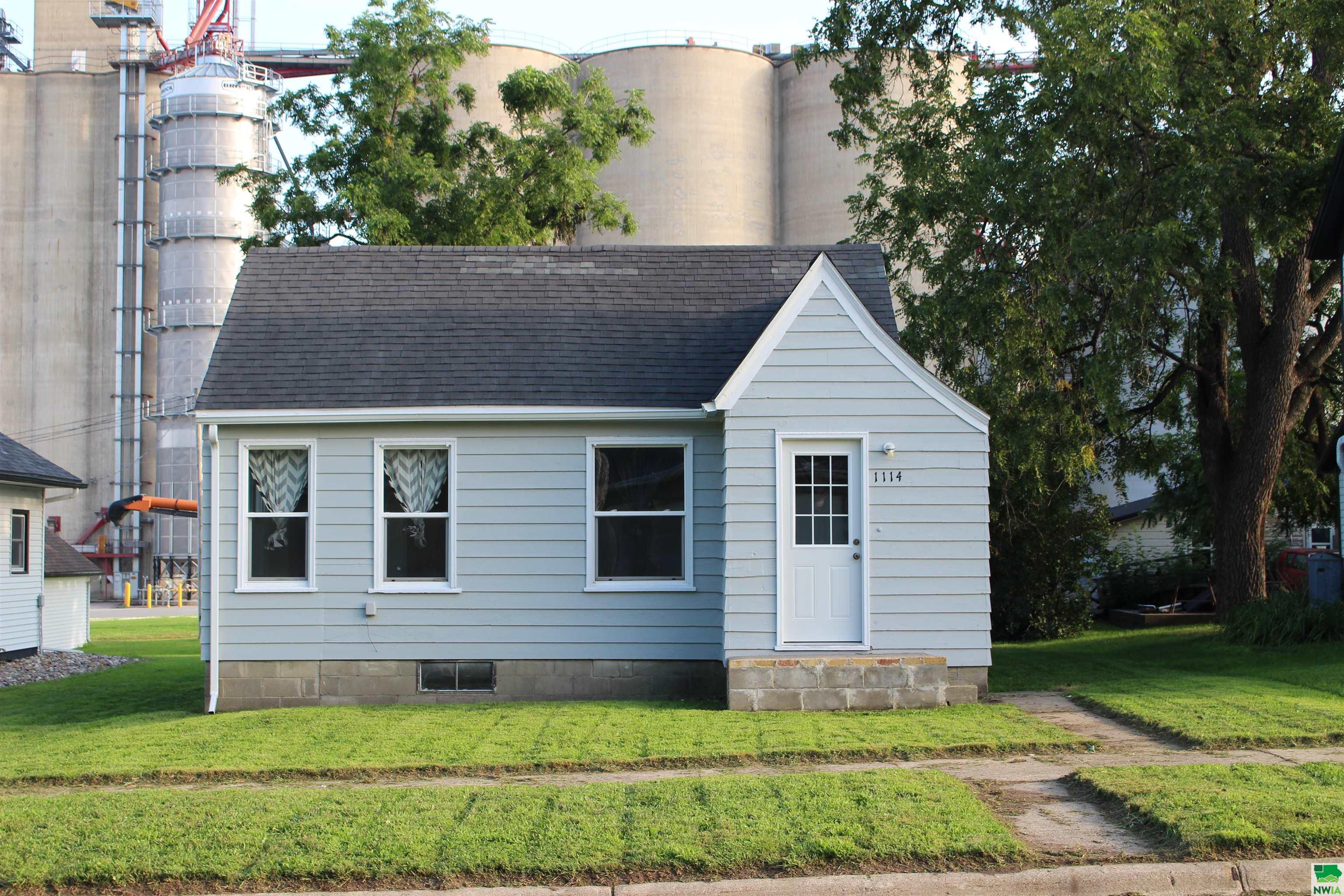 1114 1st Street, Hull, IA 51239 