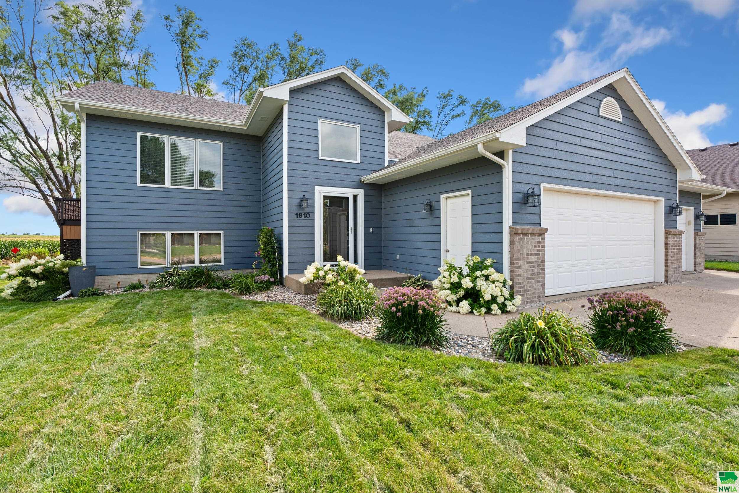 1910 Country Club Dr., Elk Point, SD 57069 
