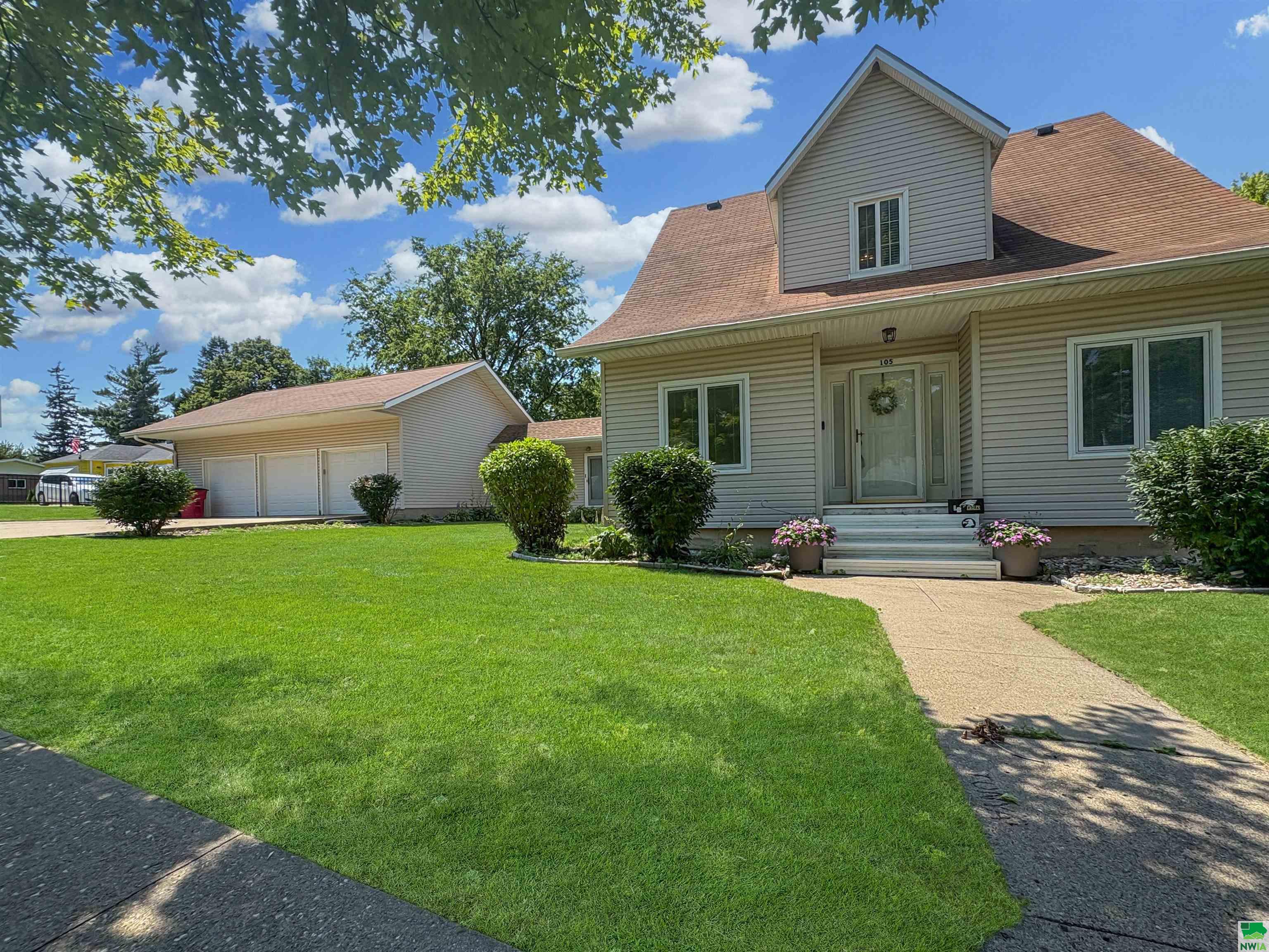105 Cedar St, Lawton, IA 51030 