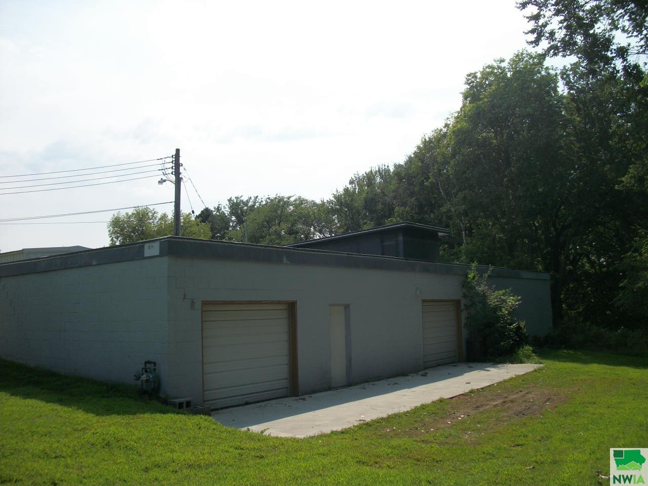 787  1/2 2nd N, Cherokee, IA 51012- 