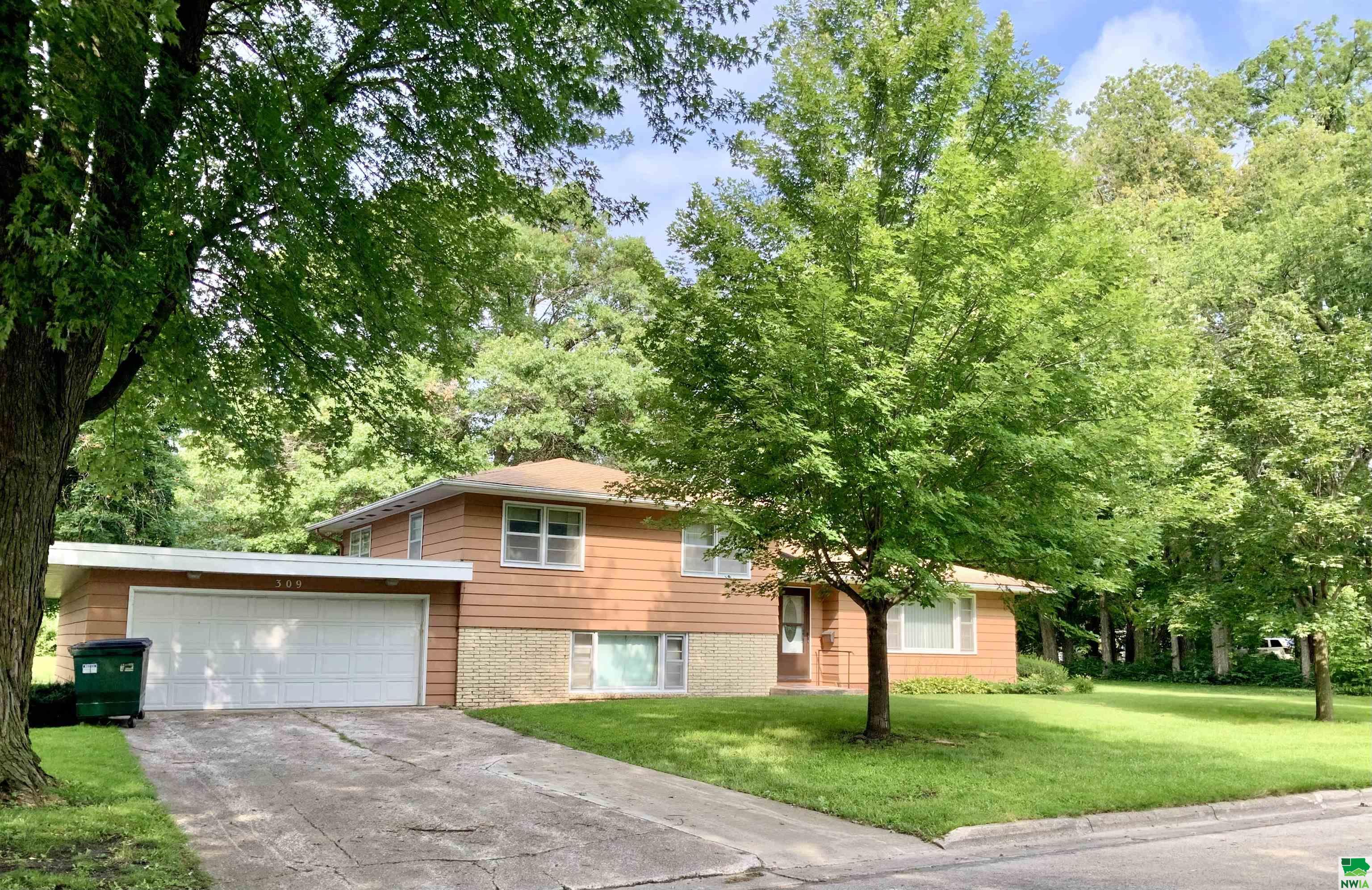 309 9th St NW, Pocahontas, IA 50574 