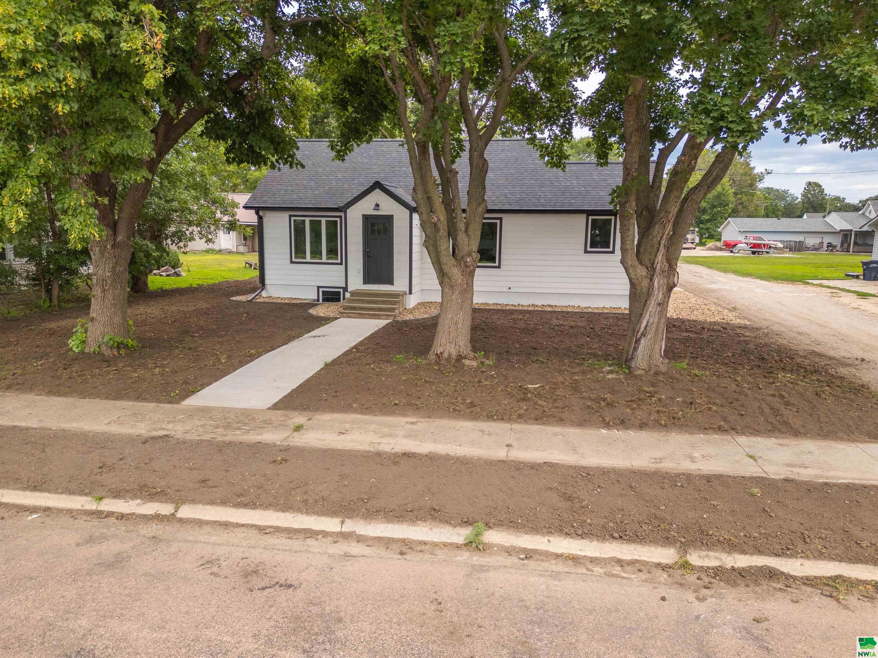 208 2nd Ave, Sibley, IA 51249 