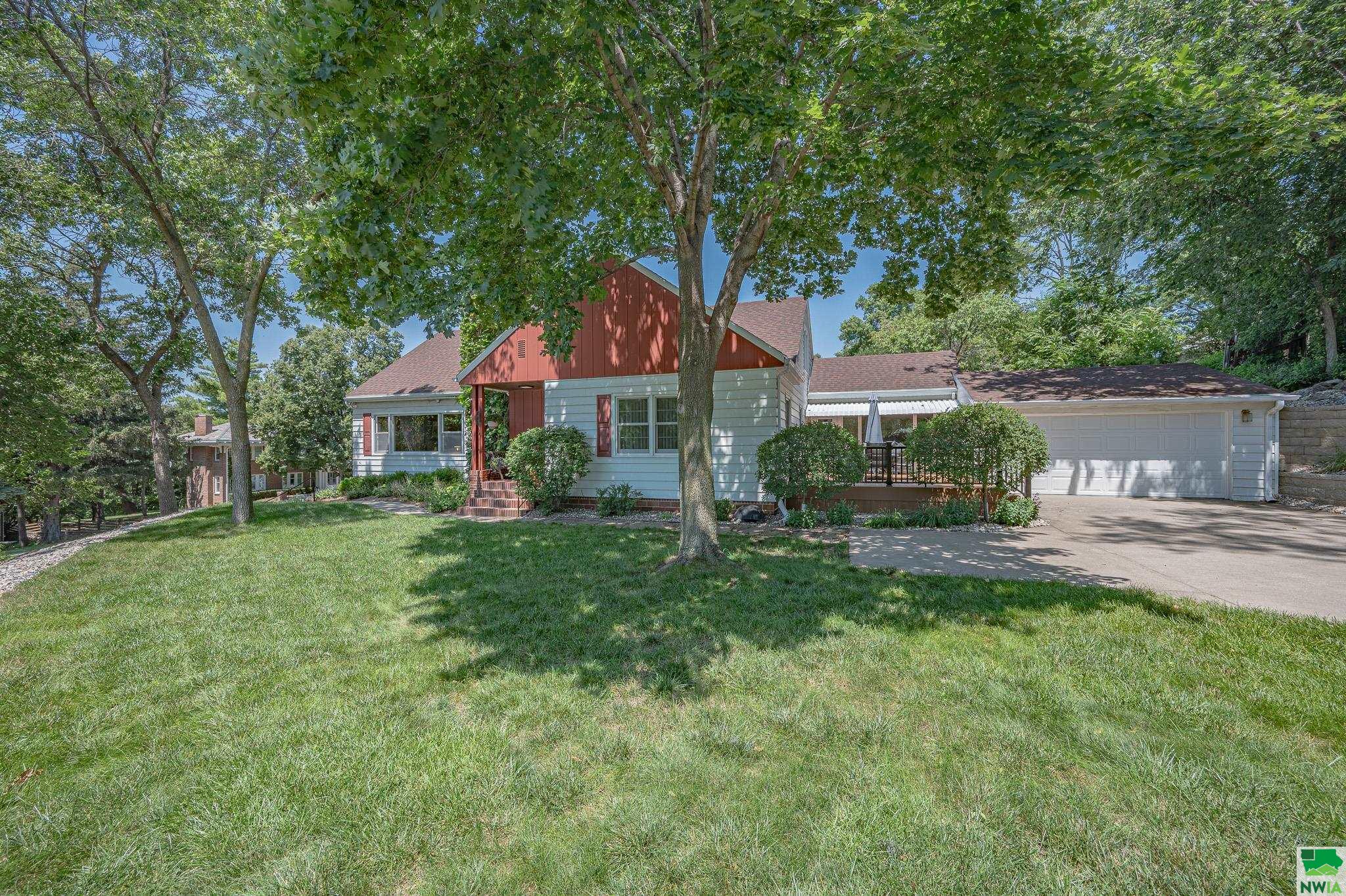 2400 SOLWAY ST E, Sioux City, IA 51104 