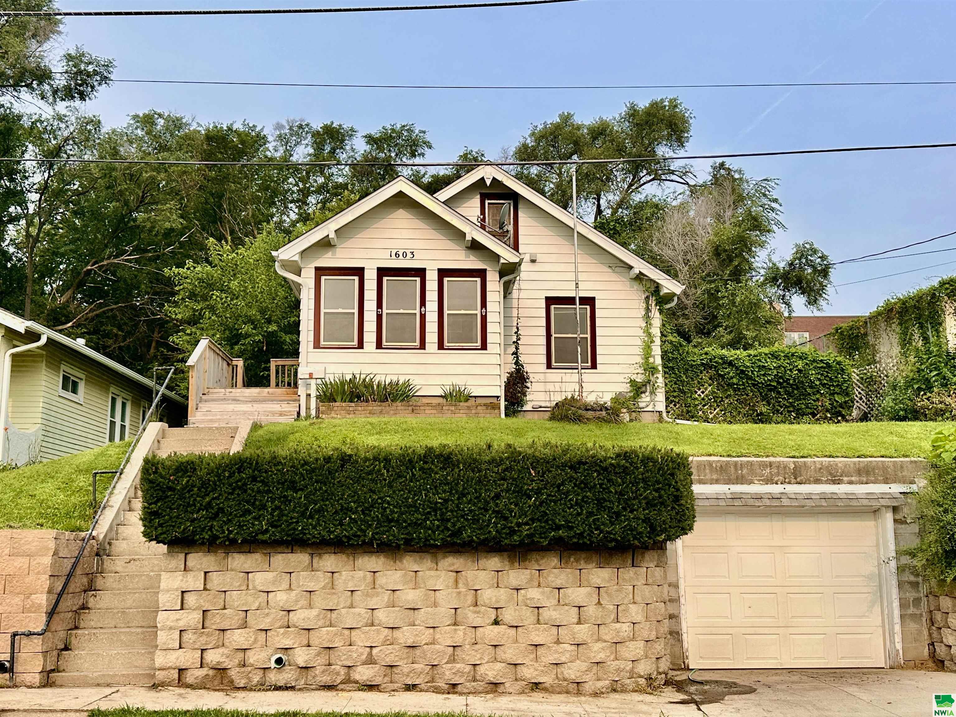 1603 Saint Aubin Street S, Sioux City, IA 51106 