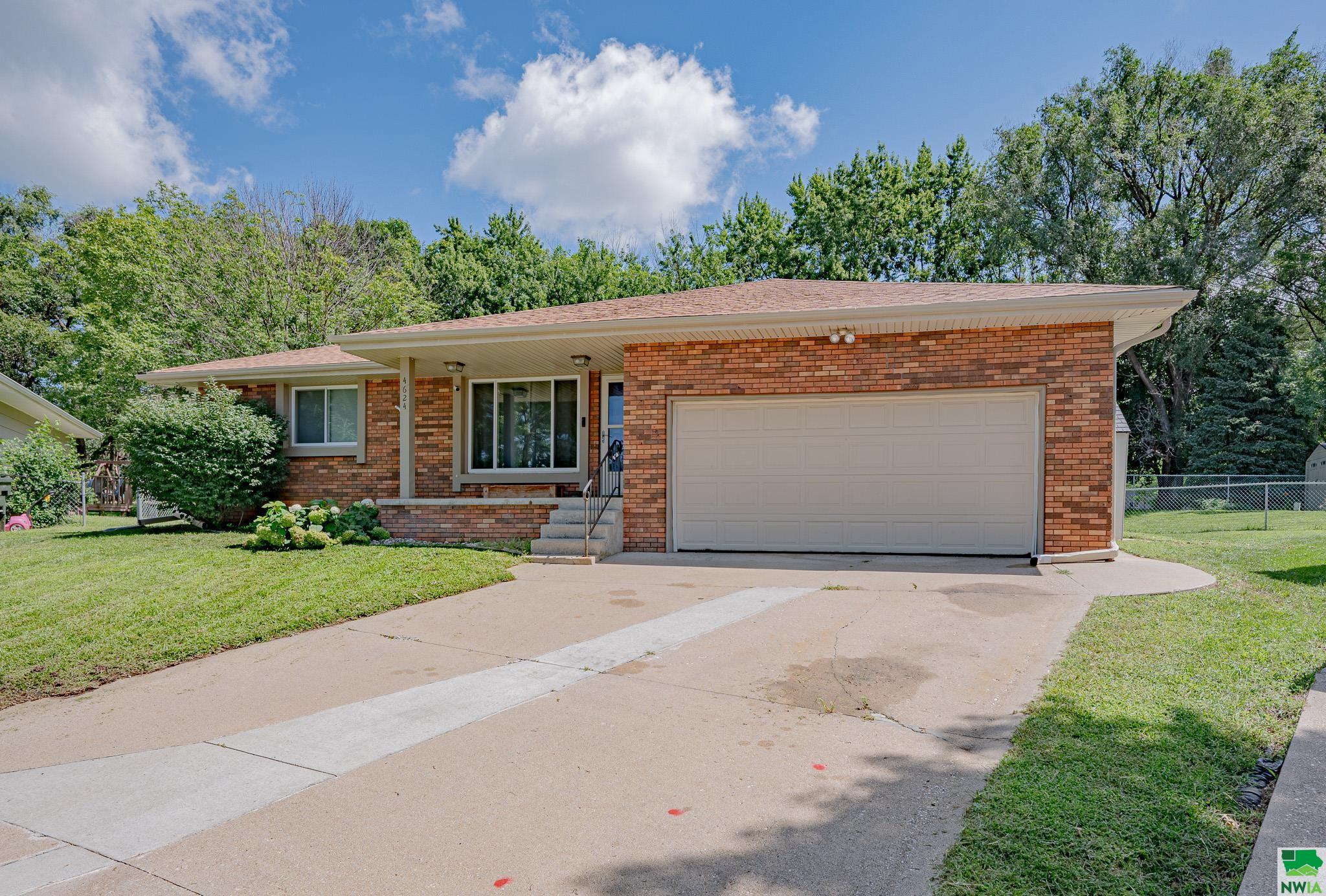4624 CHERRYWOOD LN, Sioux City, IA 51106 