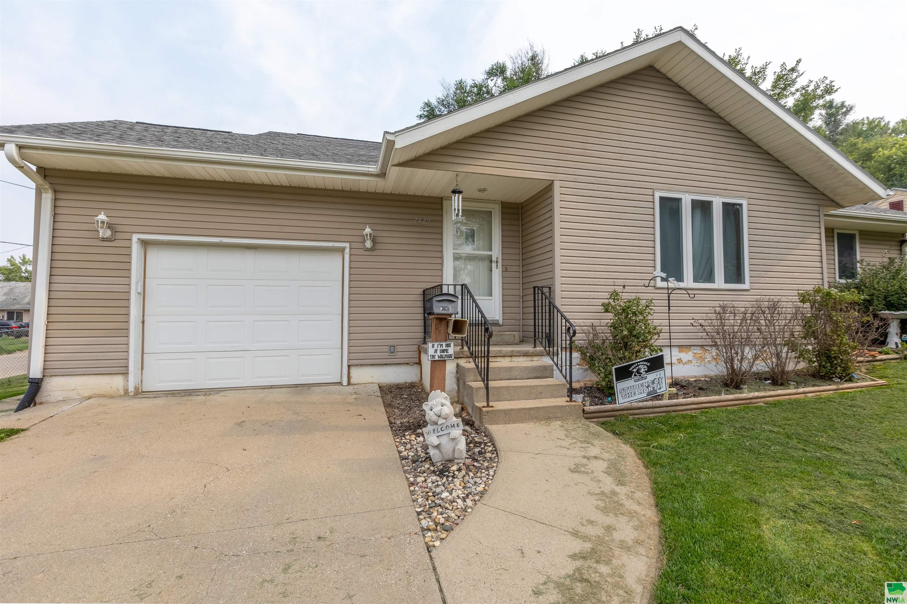2429 W 5th St, Sioux City, IA 51103 