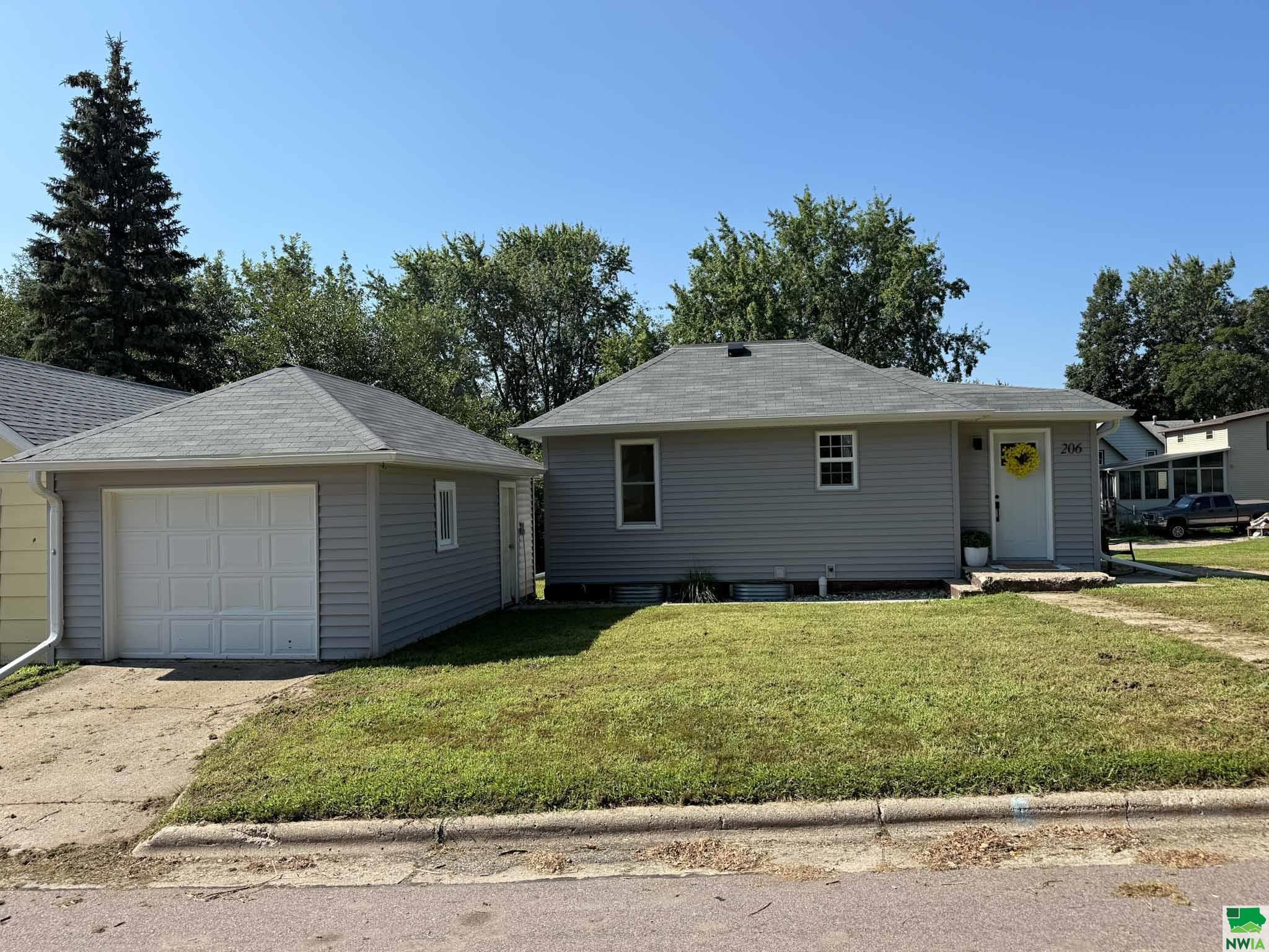 206 8th St, Alton, IA 51003 