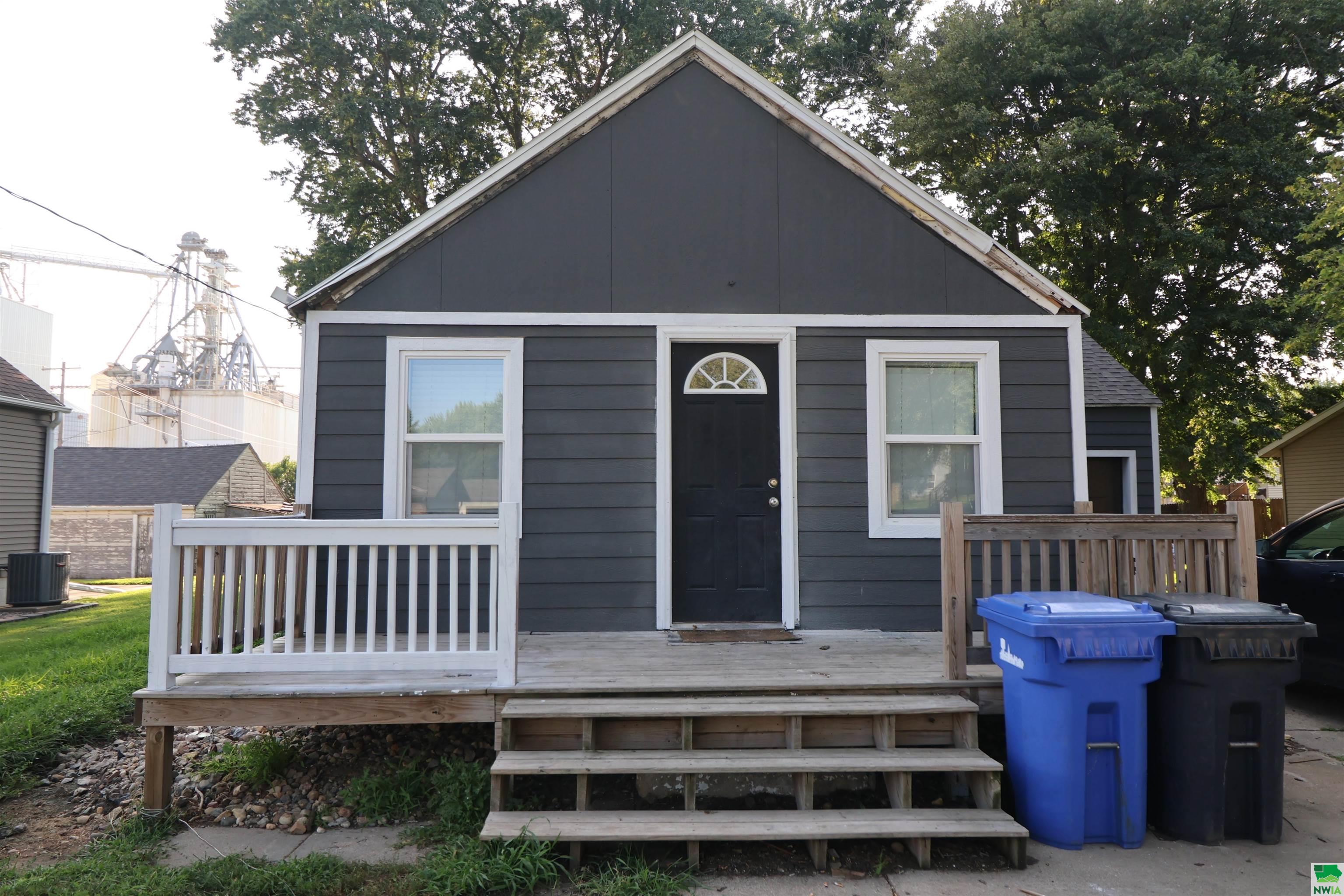 1007 Chestnut St, Hull, IA 51239 
