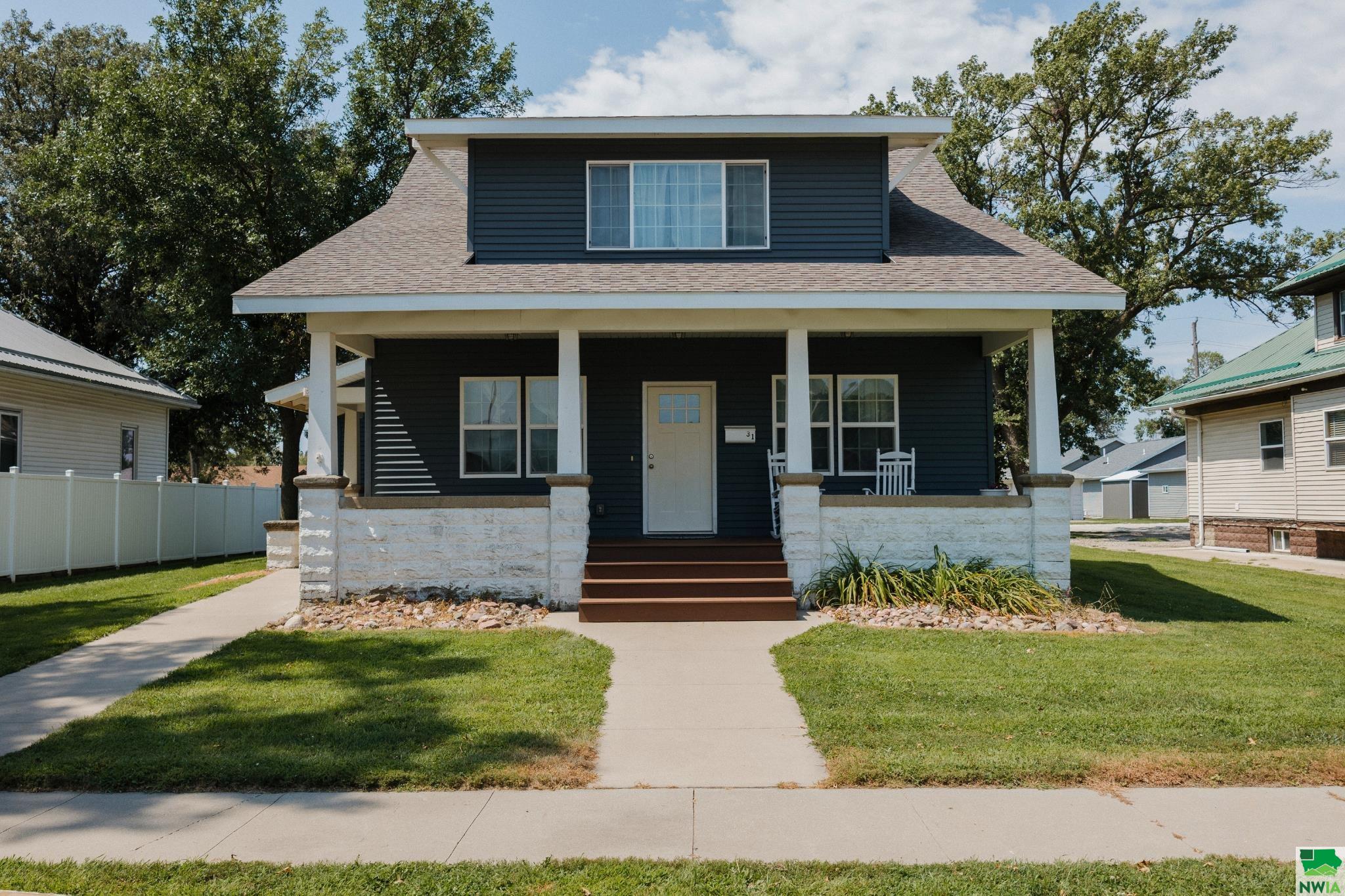 31 3rd Ave NW, LeMars, IA 51031 