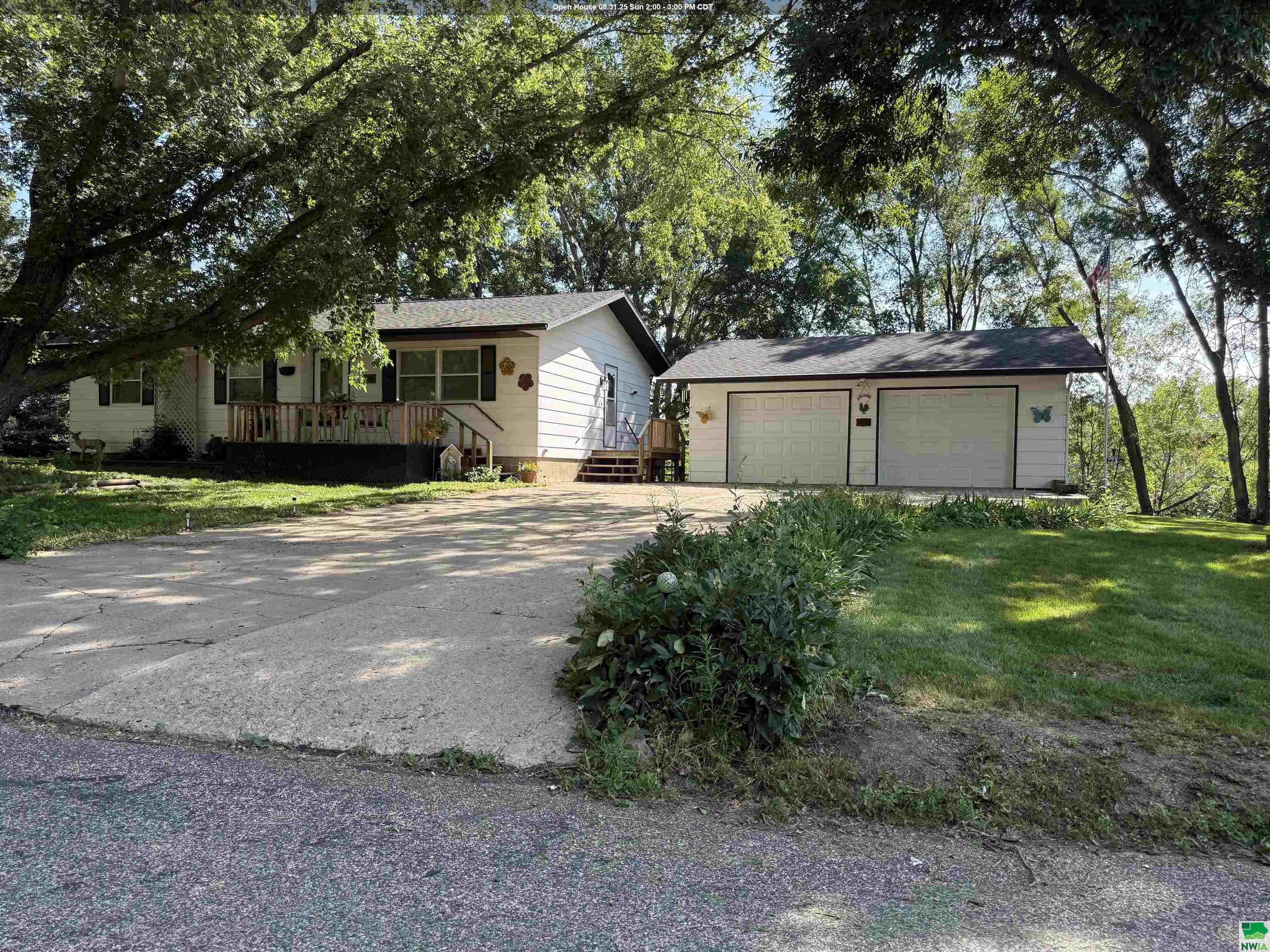 2040 Clover Dr., Akron, IA 51001 