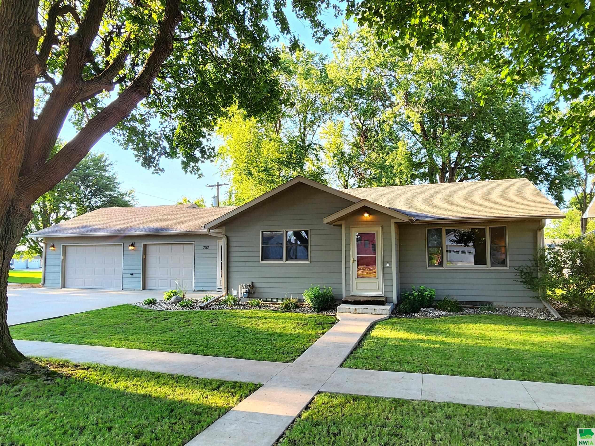 707 Pleasant St., Boyden, IA 51239 