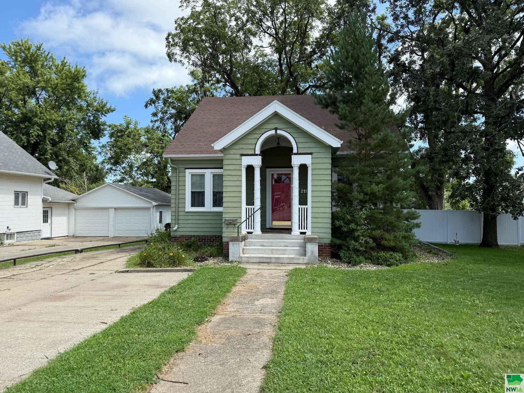 211 Albany Ave SE, Orange City, IA 51041 