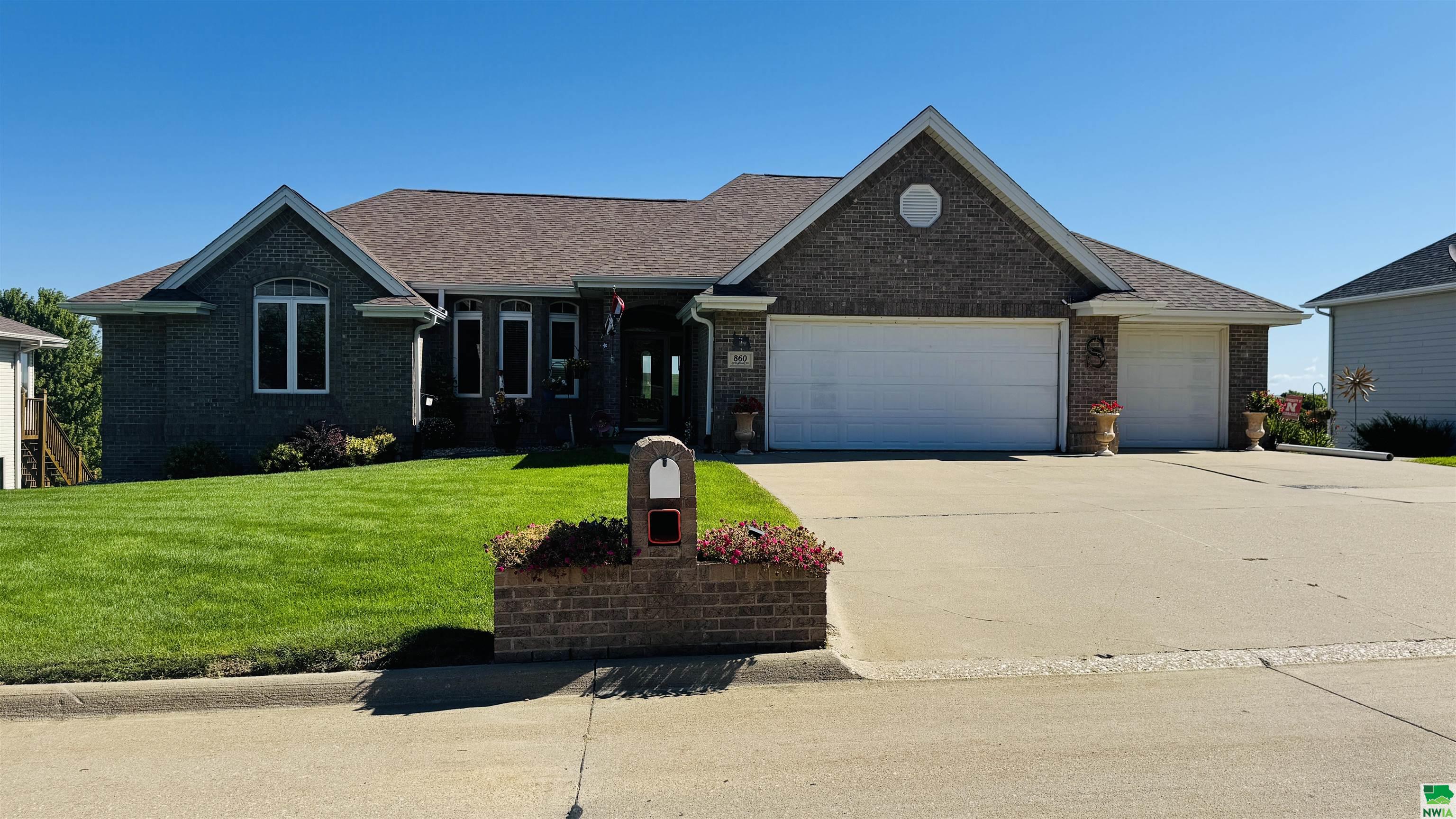 860 Springbrook Dr, Hinton, IA 51024 