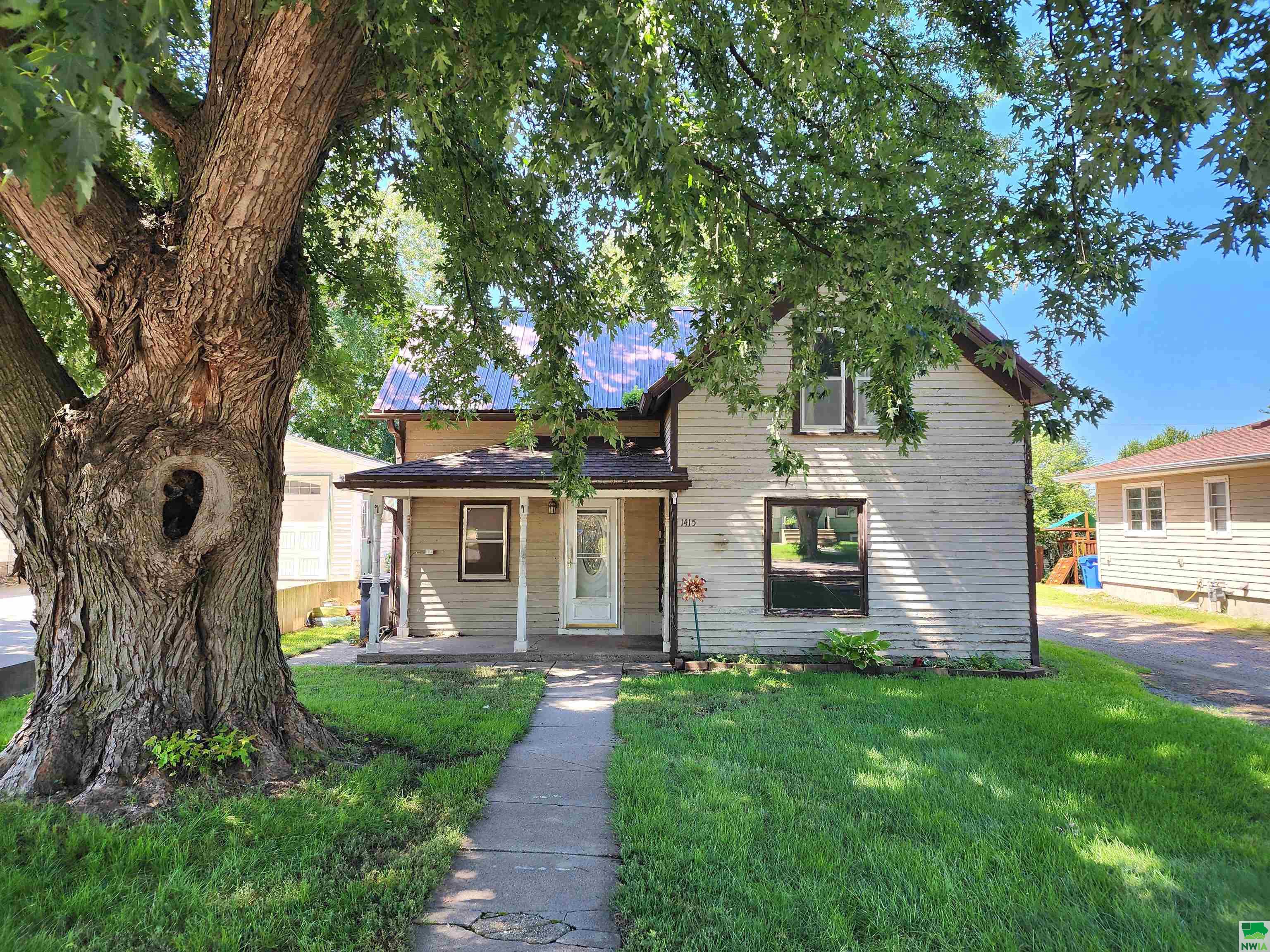1415 Locust St., Hull, IA 51239 