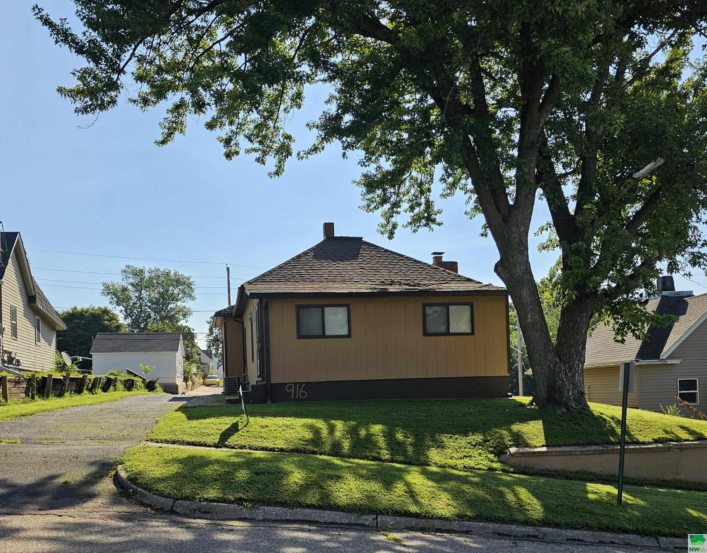 916 Helen Street S, Sioux City, IA 51106 