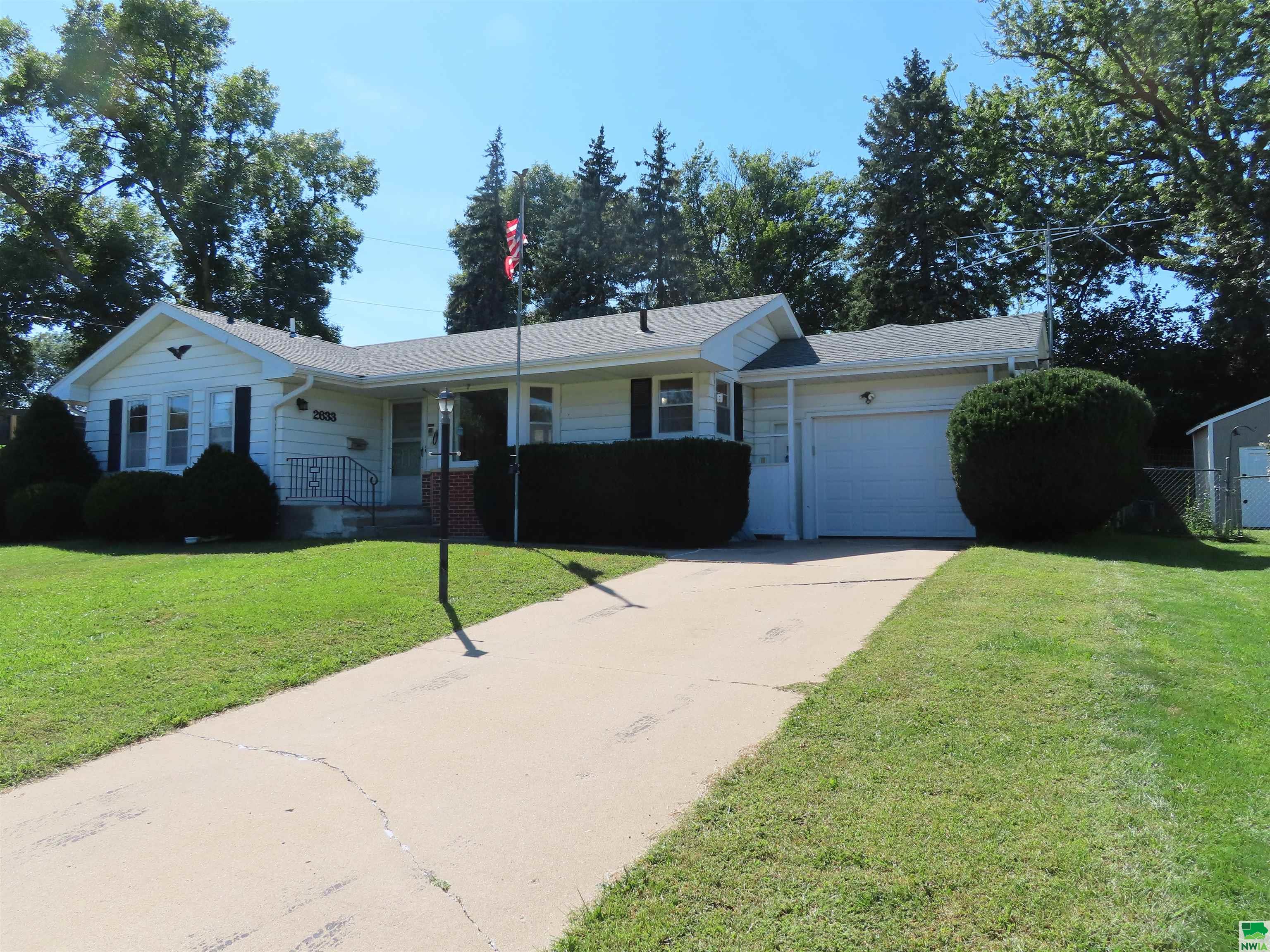 2633 Olive S, Sioux City, IA 51106 