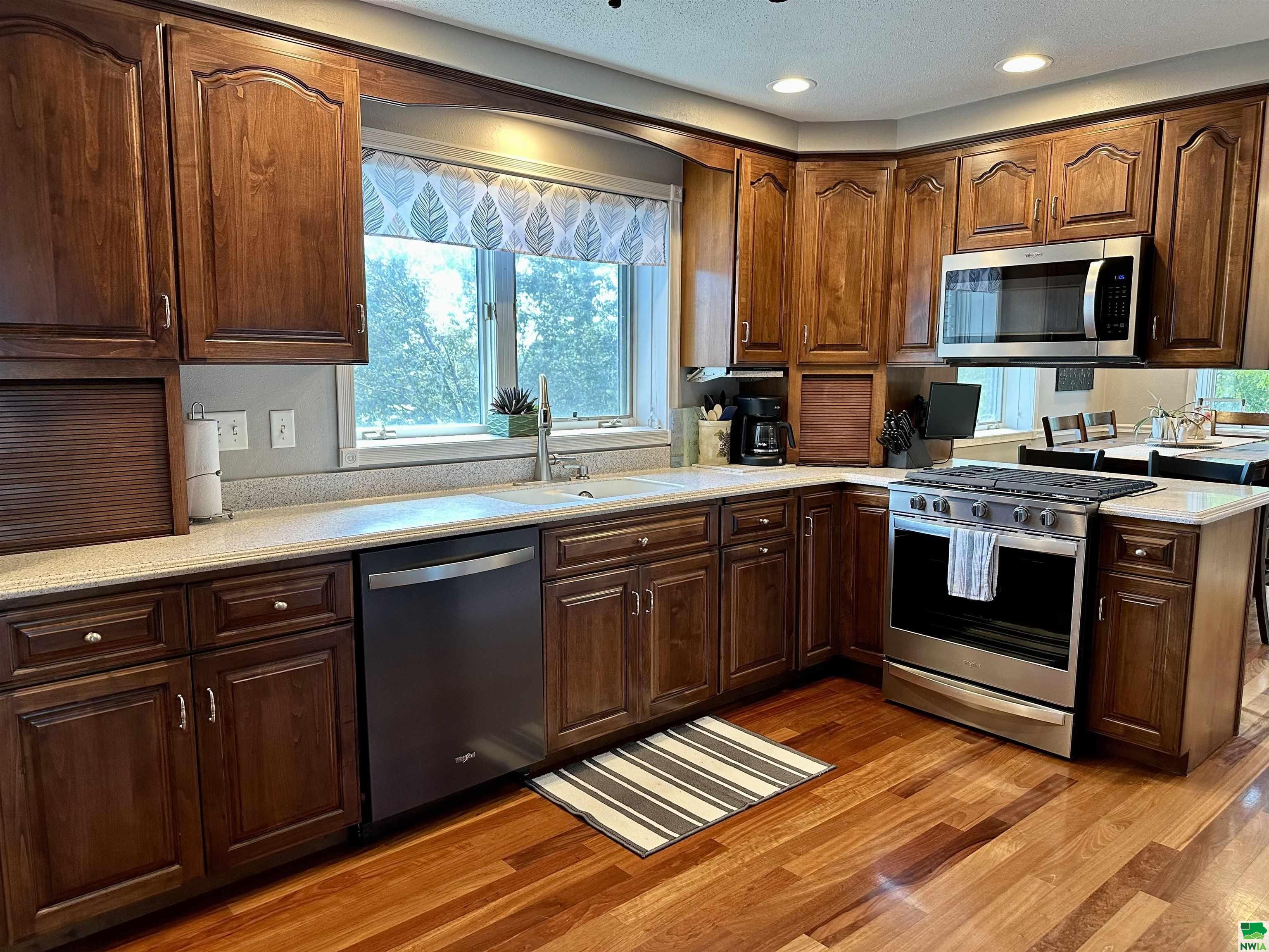 MLS #830094