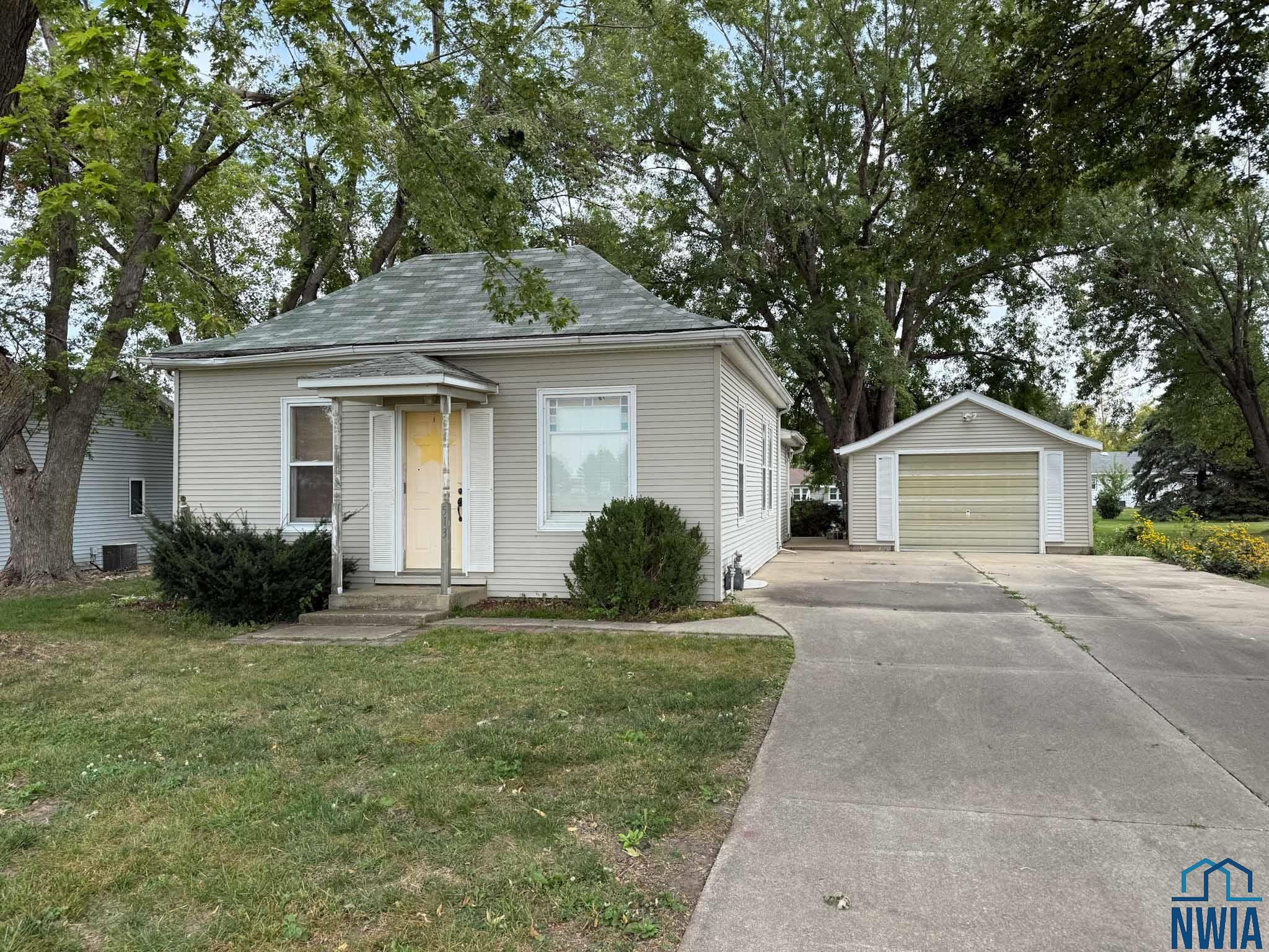 513 Florida Ave NW						  						 , Orange City						 , IA						  51041						  