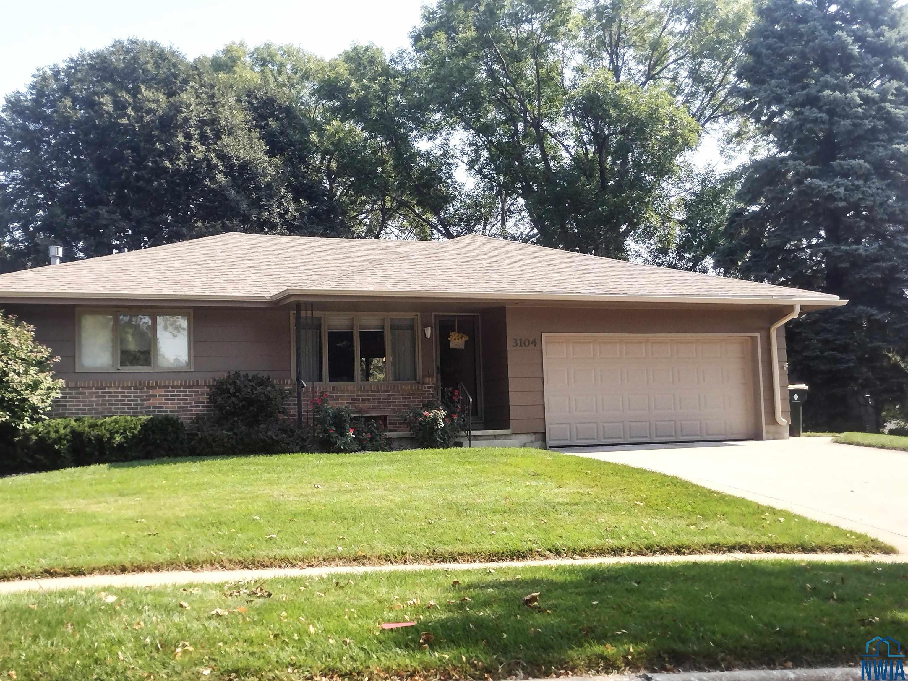 3104 Locust Ct, Sioux City, IA 51106 