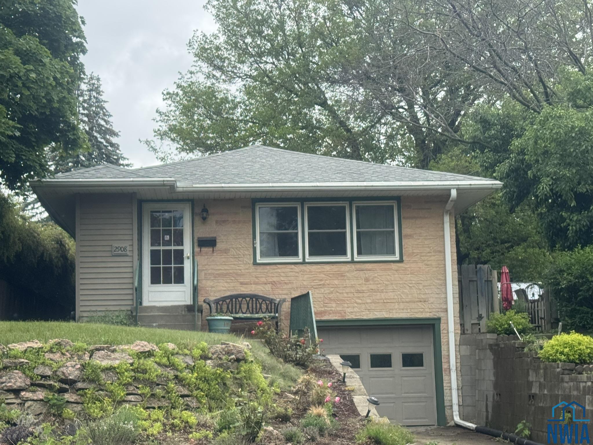 2908 Grandview Blvd, Sioux City, IA 51104 