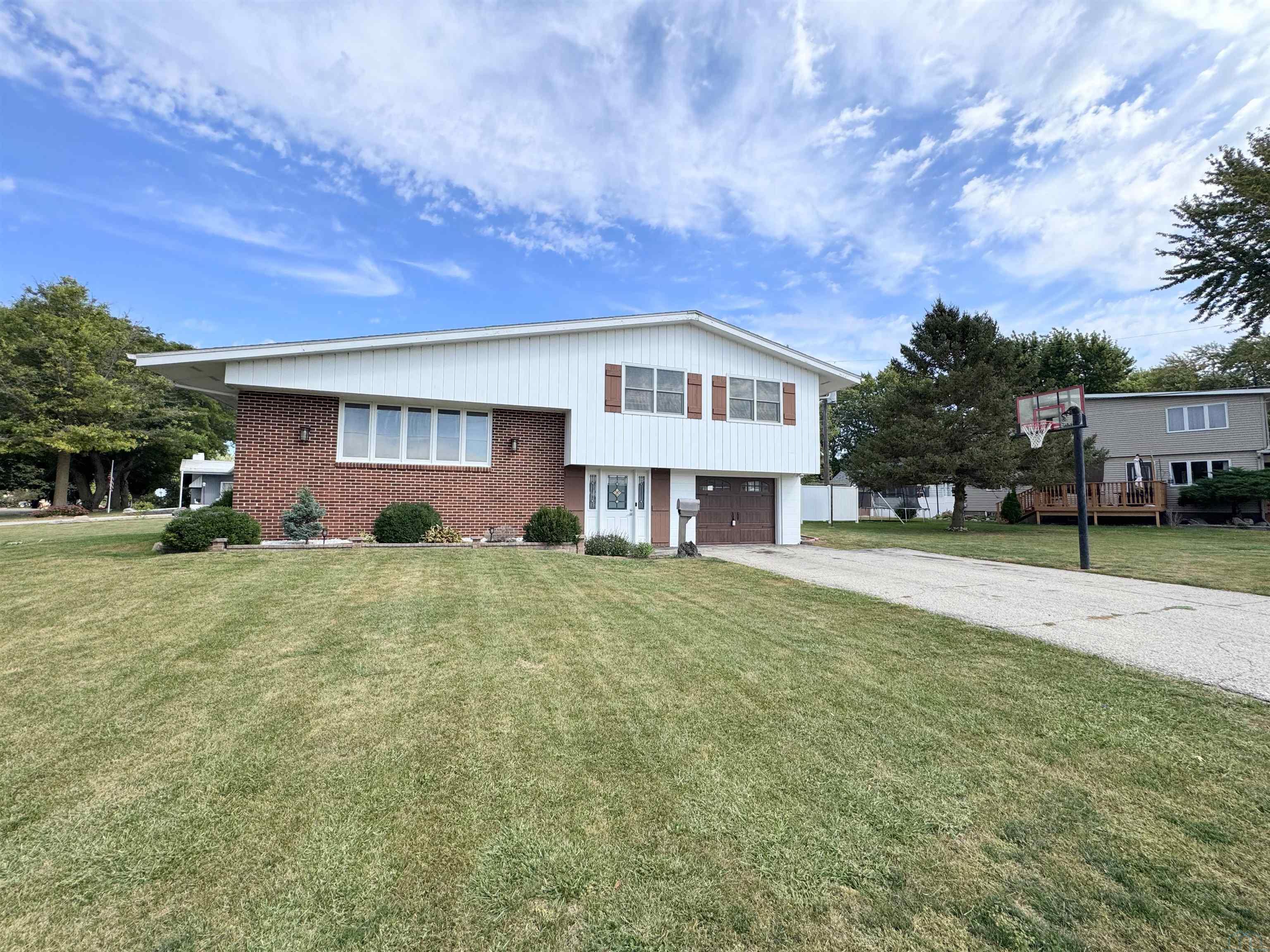 1305 SHOREWAY RD, Storm Lake, IA 50588 