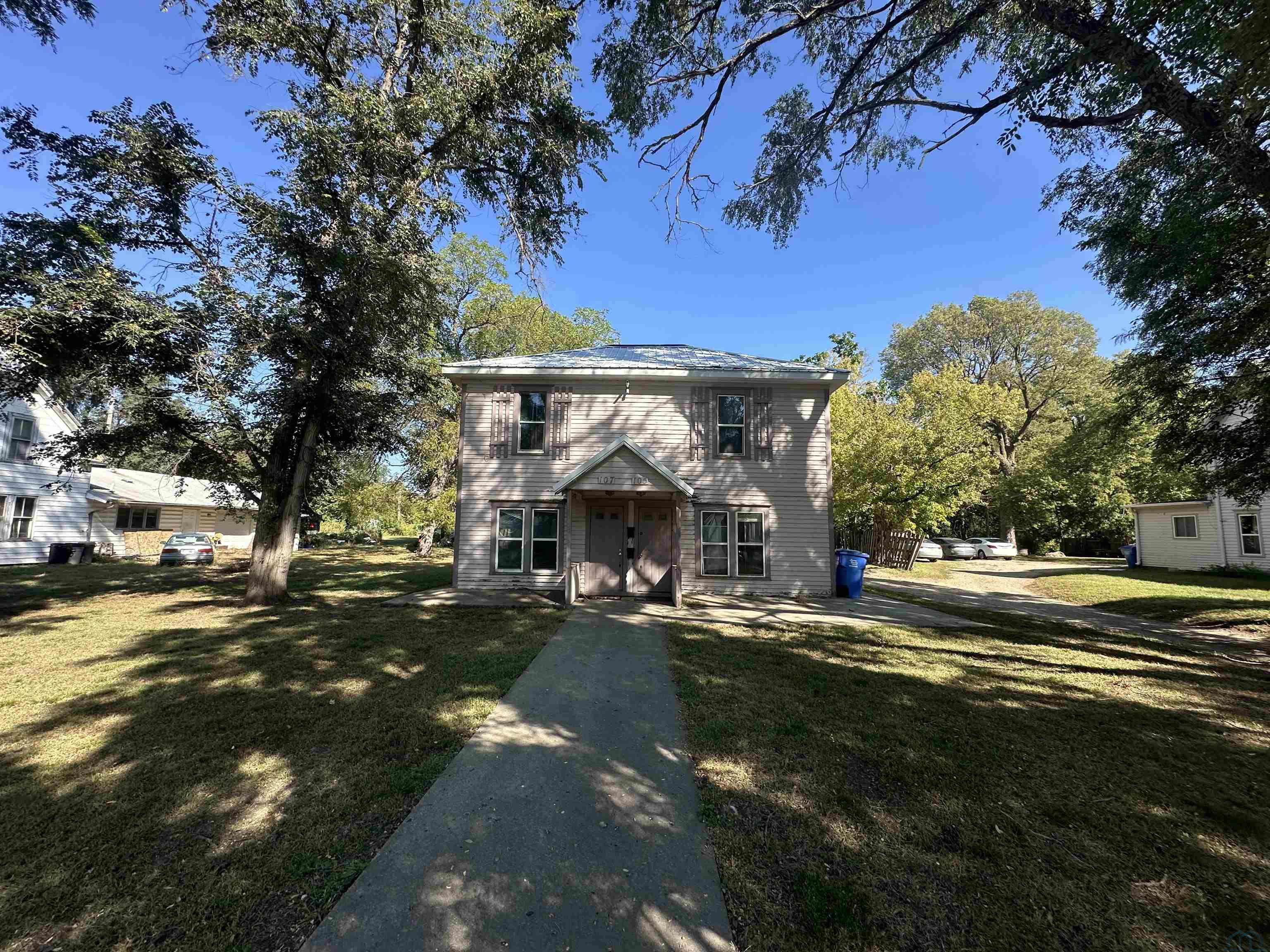 105/107 Dartmouth, Vermillion, SD 57069- 