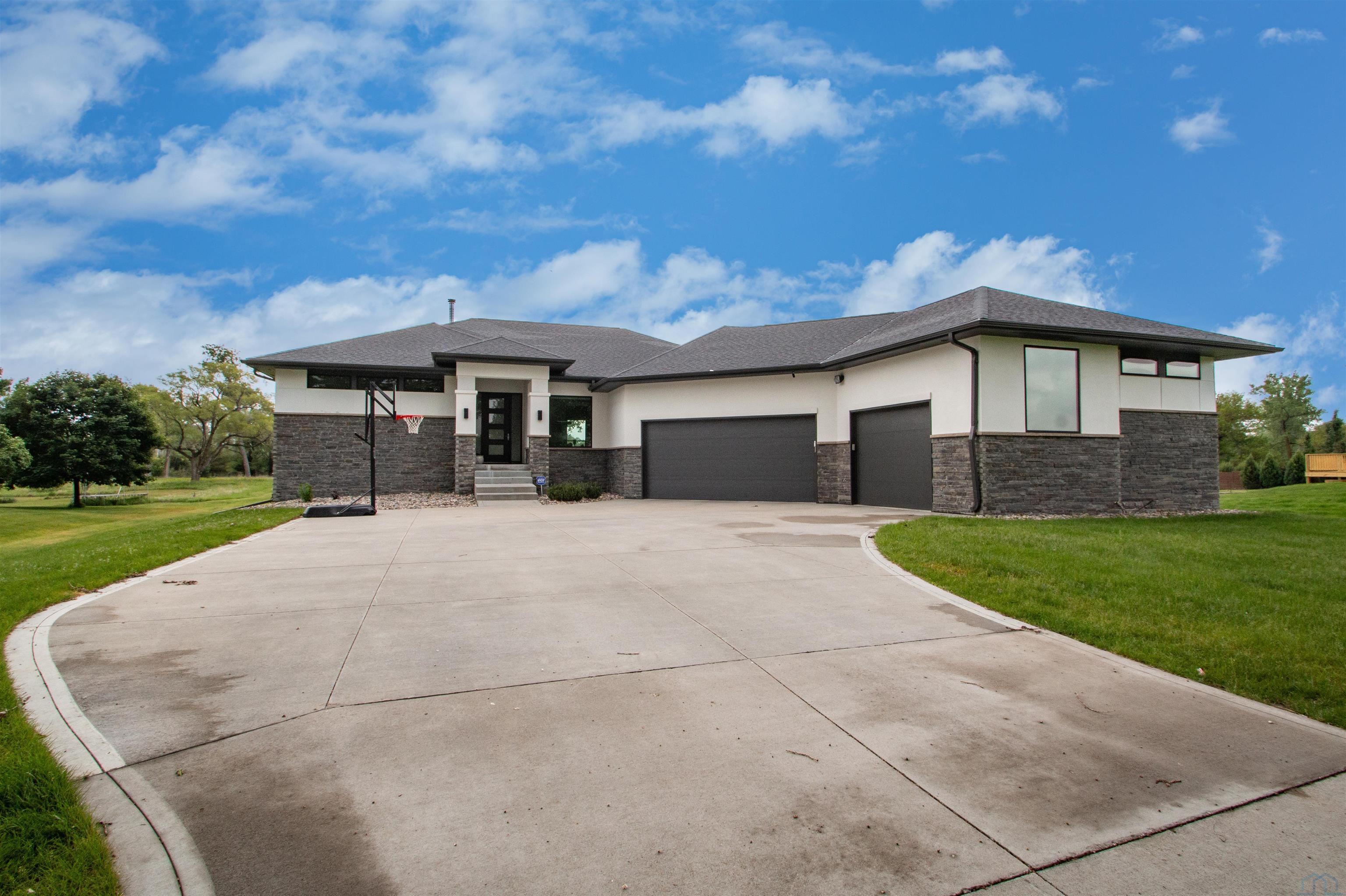 920 Wynstone Drive, Jefferson, SD 57038 