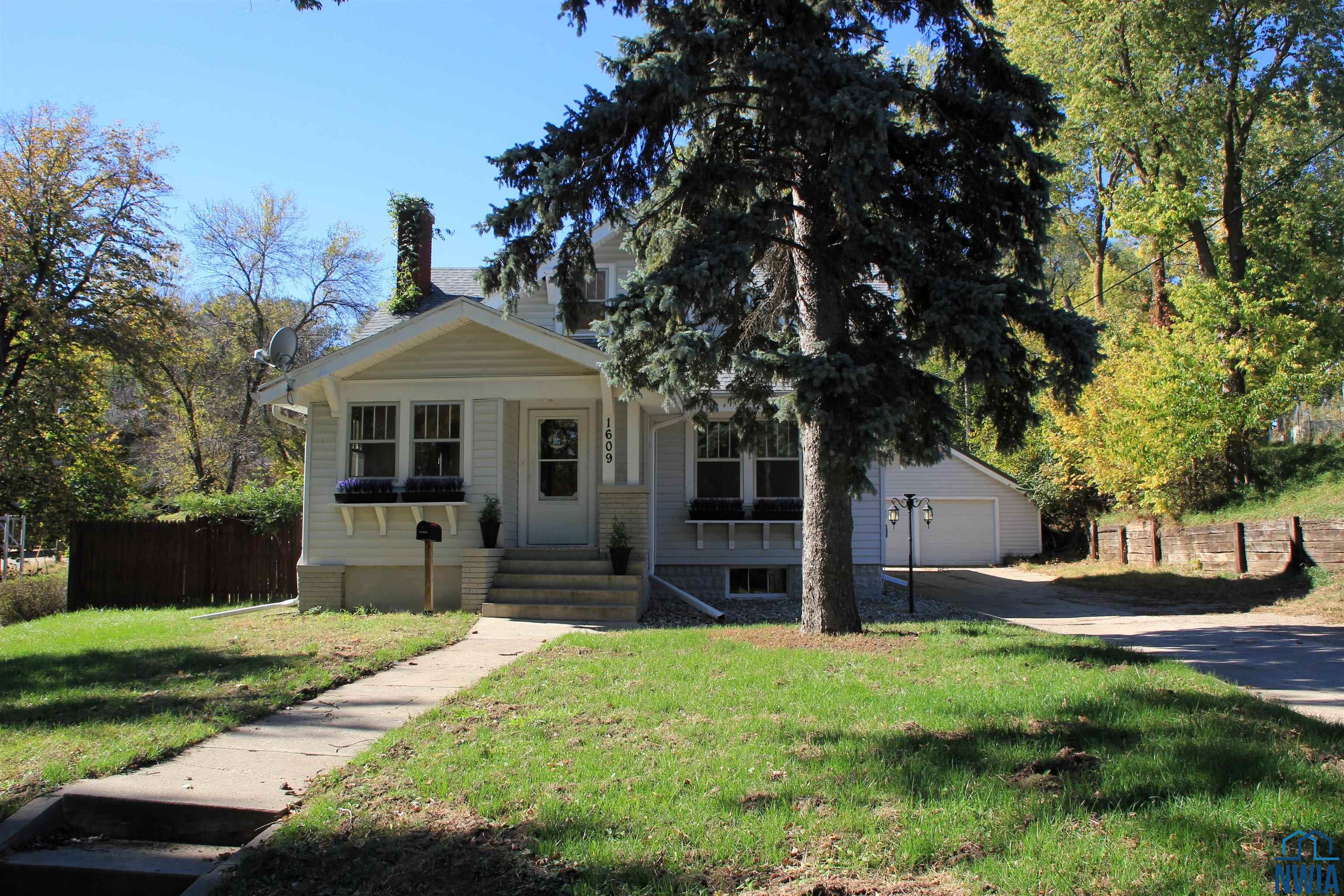 1609 Helmer, Sioux City, IA 51103 