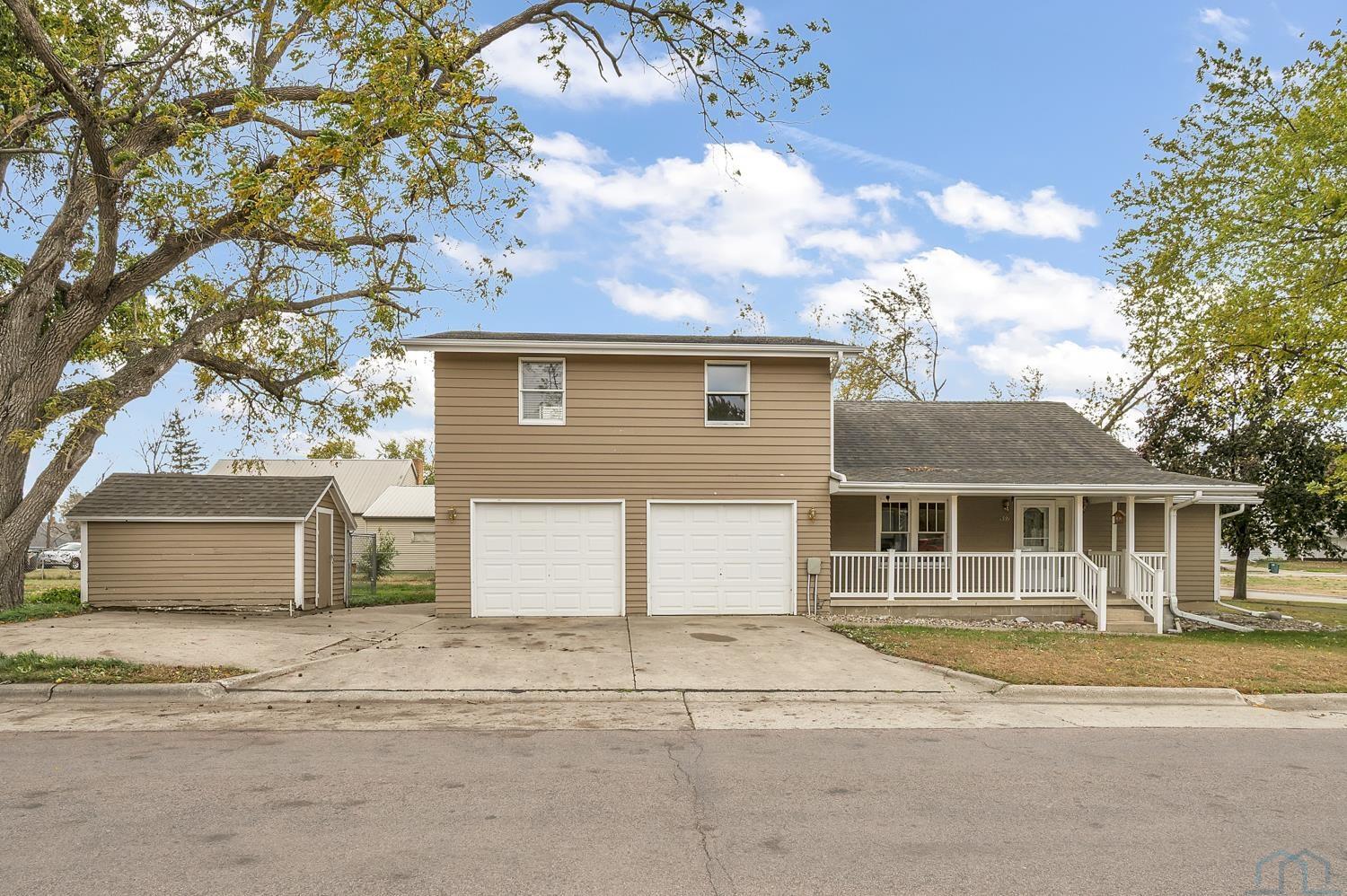 607 Albany Avenue NE, Orange City, IA 51041 