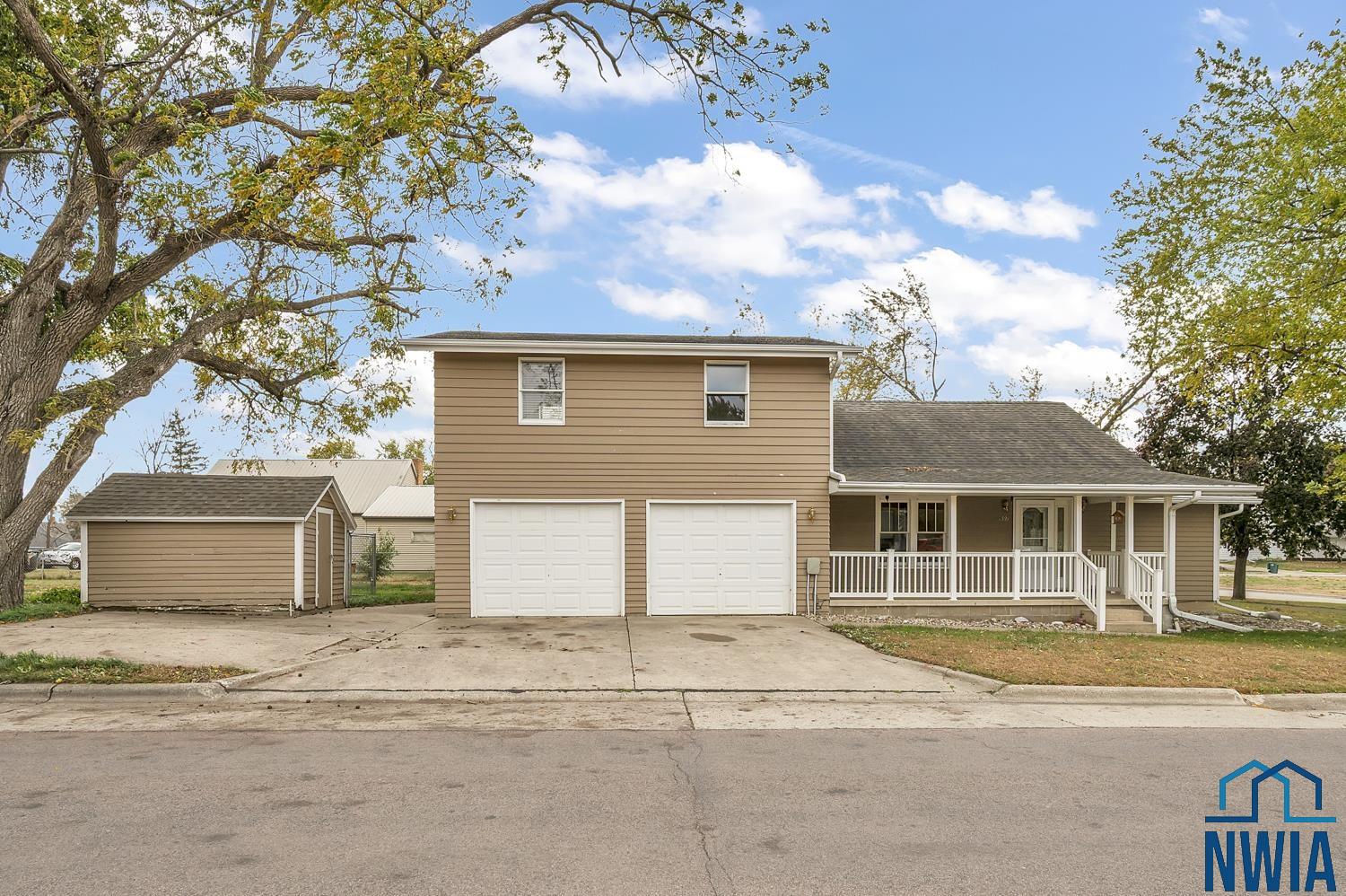 607 Albany Avenue NE, Orange City, IA 51041 
